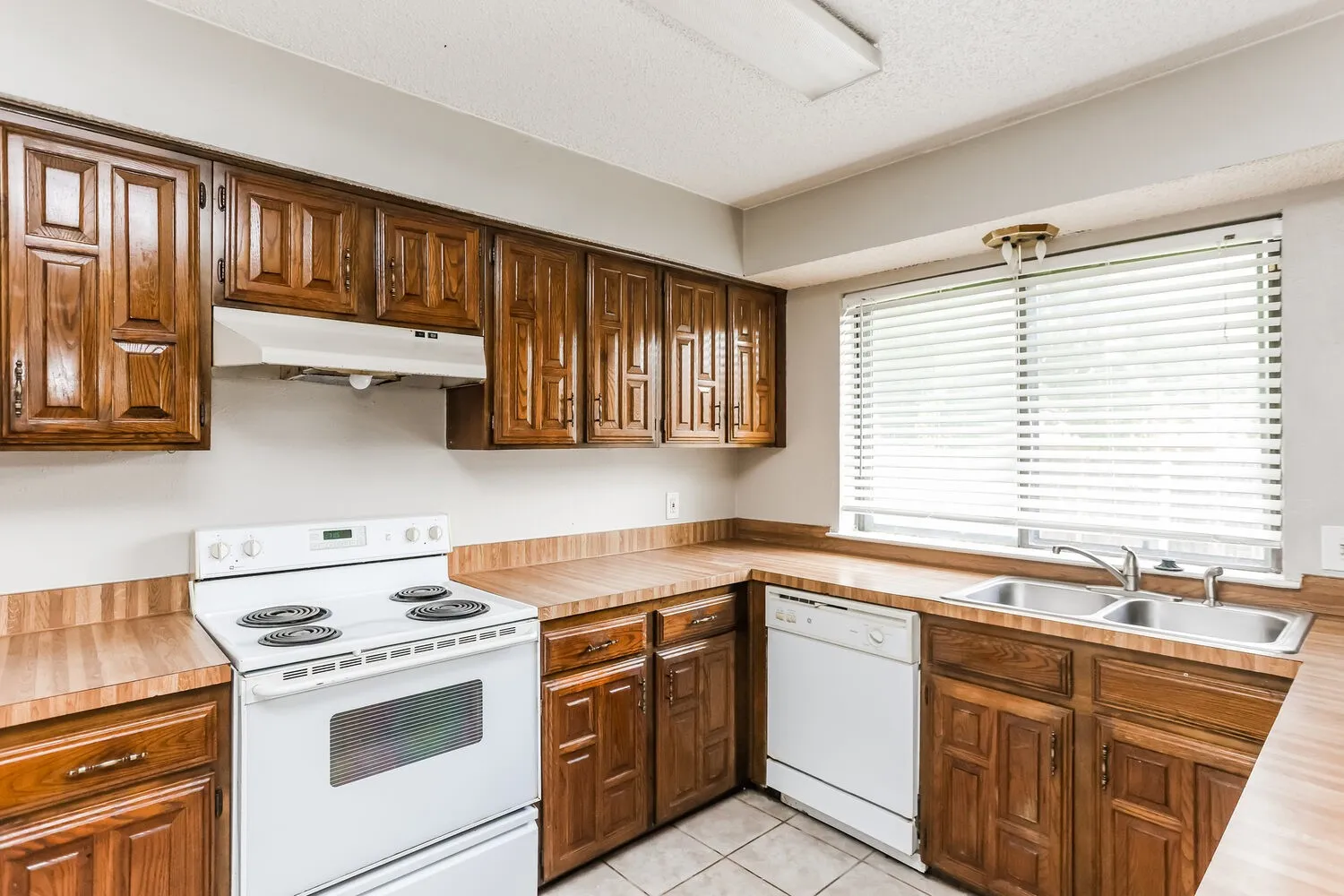 Single Family Residence For Rent in Tarrant County , 7404 Cheryl Court, Watauga, Texas 76148, 3 Bedroom, 3 Bathroom, 2 Garage spaces, 1,502 Sqft, built in 1979, mls#21359468, Real Estate Agent in Watauga, Homes For Rent in Tarrant county, Homes For Rent in Watauga, Realtor in Watauga Texas, Real Estate Brokerage Independent Realty Texas, Luminita Cordes Realtor