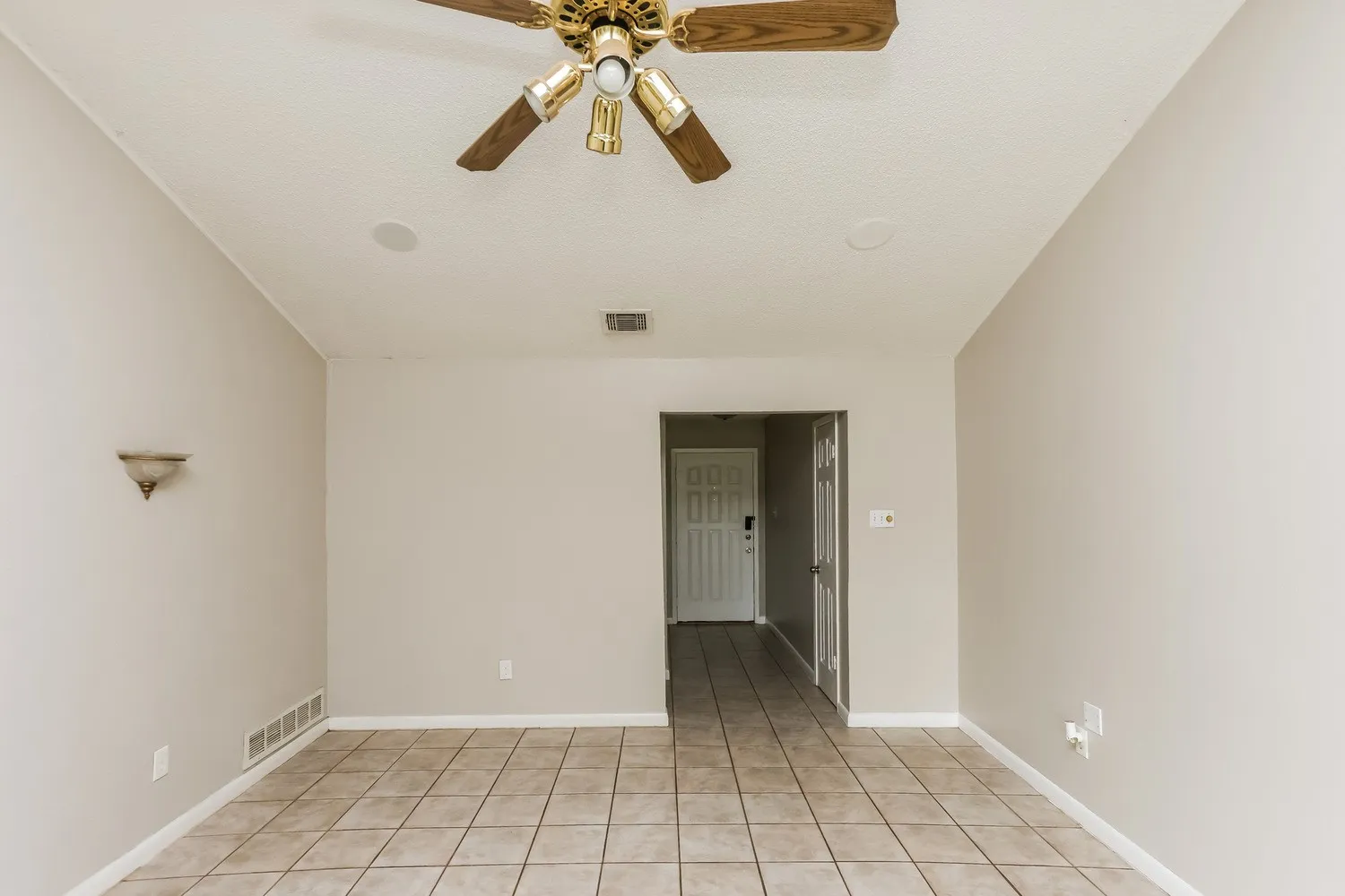 Single Family Residence For Rent in Tarrant County , 7404 Cheryl Court, Watauga, Texas 76148, 3 Bedroom, 3 Bathroom, 2 Garage spaces, 1,502 Sqft, built in 1979, mls#21359468, Real Estate Agent in Watauga, Homes For Rent in Tarrant county, Homes For Rent in Watauga, Realtor in Watauga Texas, Real Estate Brokerage Independent Realty Texas, Luminita Cordes Realtor