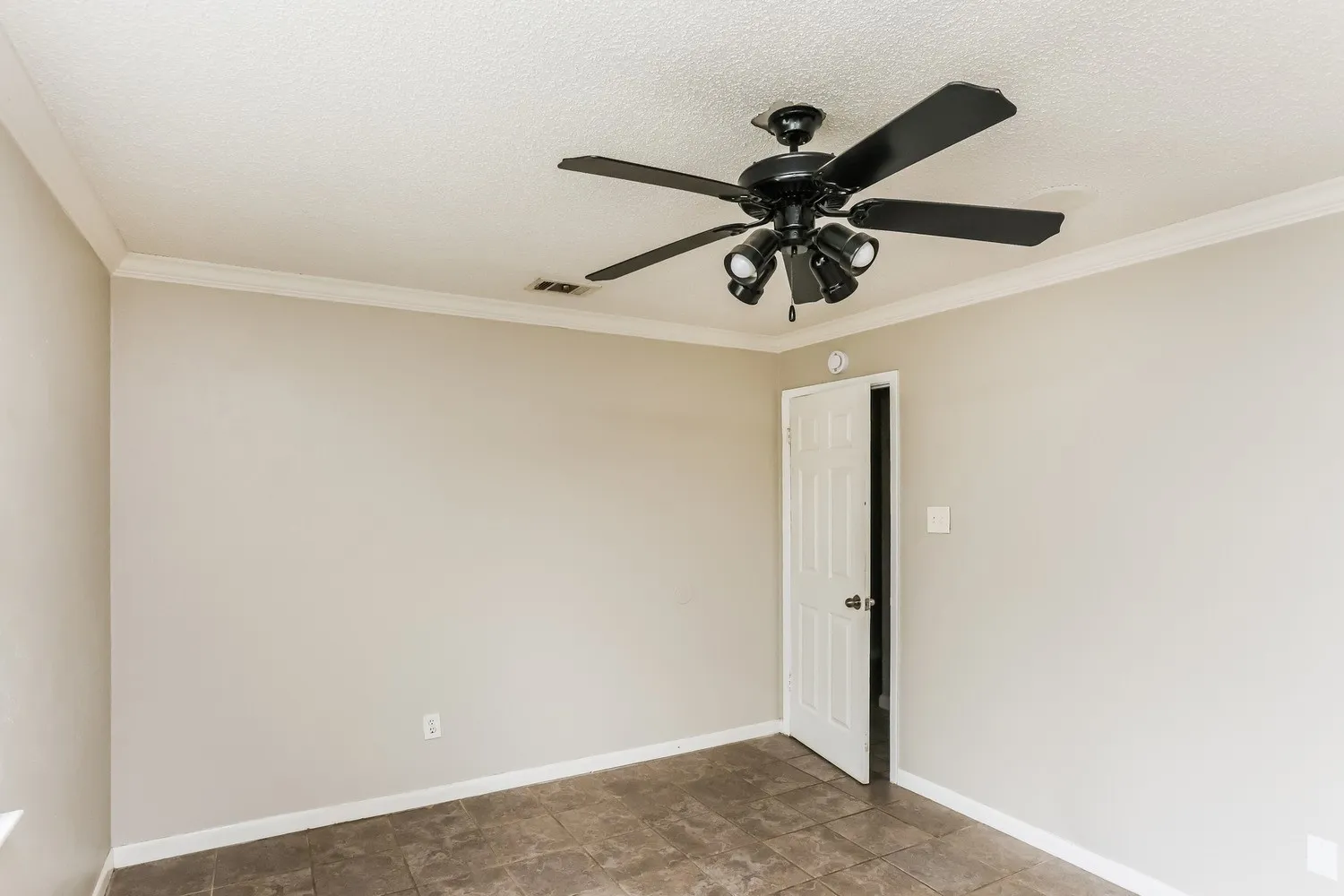 Single Family Residence For Rent in Tarrant County , 7404 Cheryl Court, Watauga, Texas 76148, 3 Bedroom, 3 Bathroom, 2 Garage spaces, 1,502 Sqft, built in 1979, mls#21359468, Real Estate Agent in Watauga, Homes For Rent in Tarrant county, Homes For Rent in Watauga, Realtor in Watauga Texas, Real Estate Brokerage Independent Realty Texas, Luminita Cordes Realtor