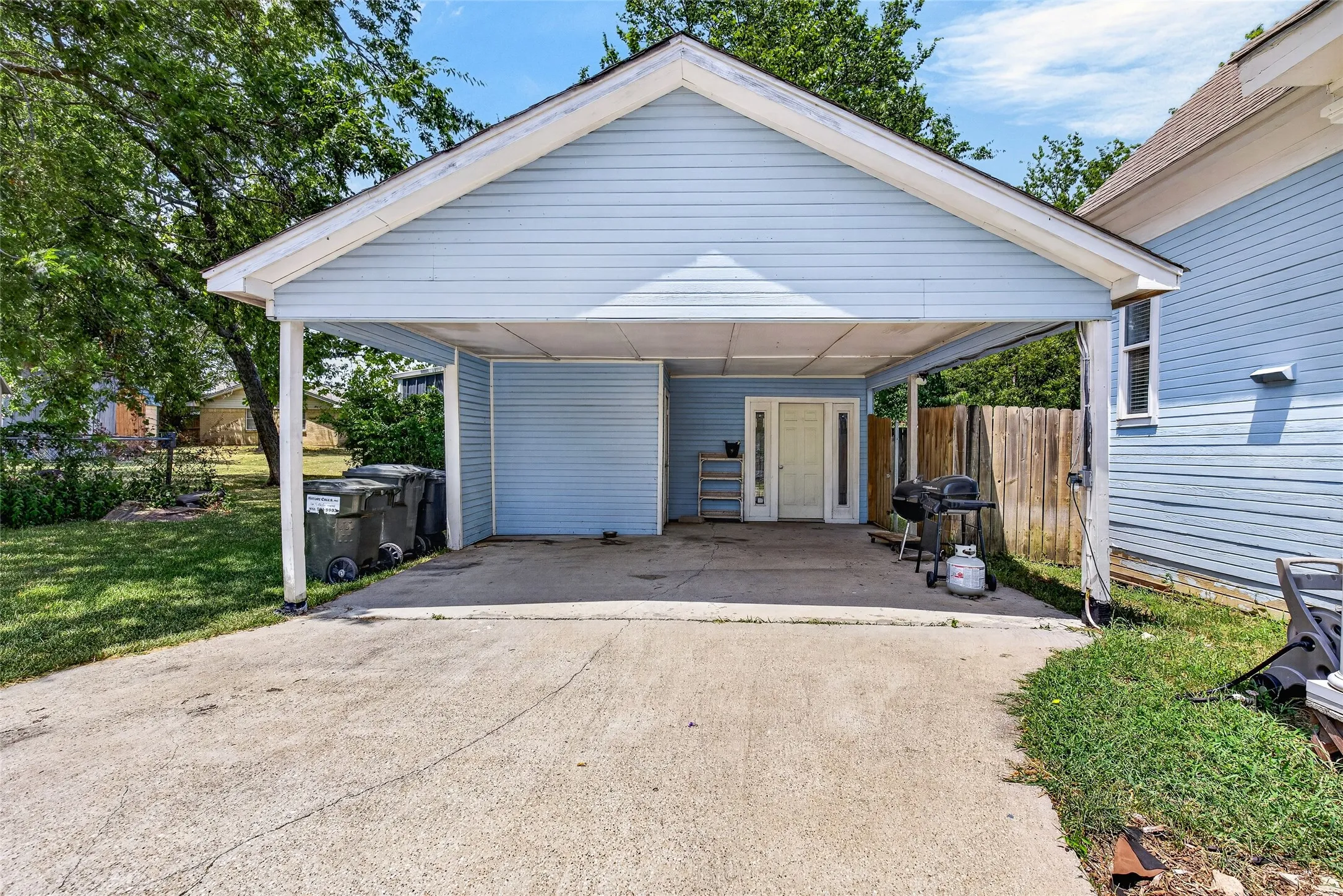 Single Family Residence For Sale in Kaufman County , 605 E 9th Street, Kemp, Texas 75143, 3 Bedroom, 3 Bathroom, Garage spaces, 2,482 Sqft, built in 1930, mls#21358367, Real Estate Agent in Kemp, Homes For Sale in Kaufman county, Homes For Sale in Kemp, Realtor in Kemp Texas, Real Estate Brokerage Independent Realty Texas, Luminita Cordes Realtor