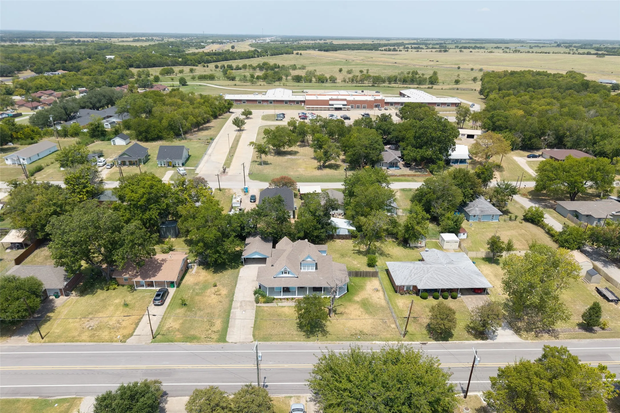Single Family Residence For Sale in Kaufman County , 605 E 9th Street, Kemp, Texas 75143, 3 Bedroom, 3 Bathroom, Garage spaces, 2,482 Sqft, built in 1930, mls#21358367, Real Estate Agent in Kemp, Homes For Sale in Kaufman county, Homes For Sale in Kemp, Realtor in Kemp Texas, Real Estate Brokerage Independent Realty Texas, Luminita Cordes Realtor