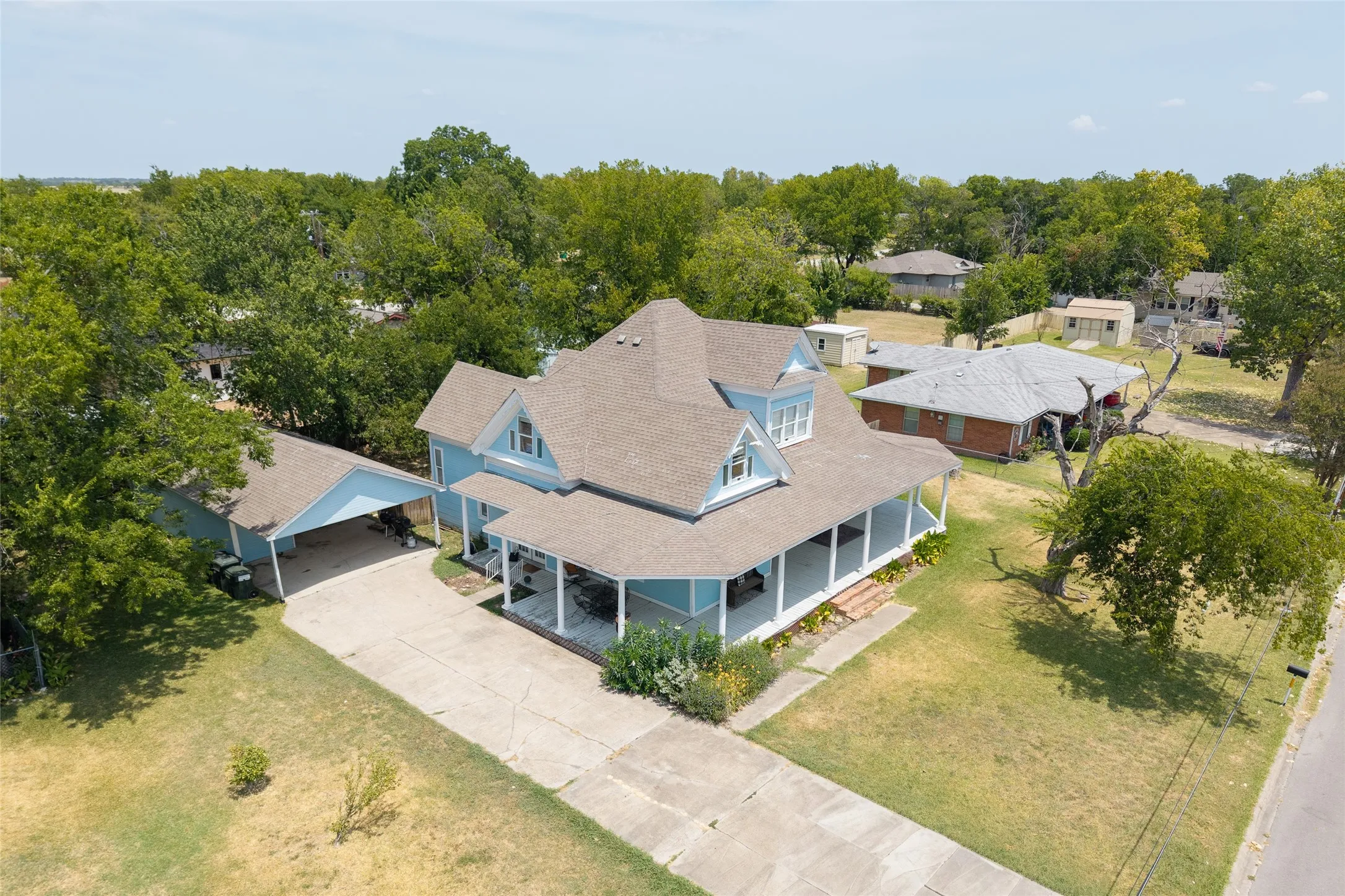 Single Family Residence For Sale in Kaufman County , 605 E 9th Street, Kemp, Texas 75143, 3 Bedroom, 3 Bathroom, Garage spaces, 2,482 Sqft, built in 1930, mls#21358367, Real Estate Agent in Kemp, Homes For Sale in Kaufman county, Homes For Sale in Kemp, Realtor in Kemp Texas, Real Estate Brokerage Independent Realty Texas, Luminita Cordes Realtor
