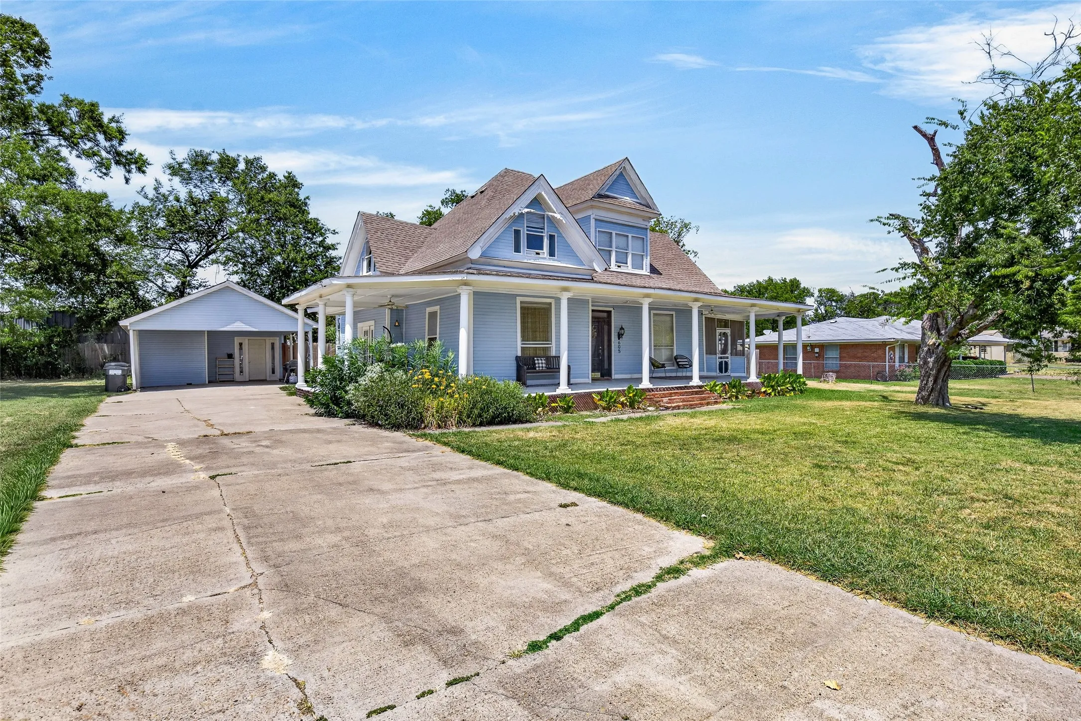 Single Family Residence For Sale in Kaufman County , 605 E 9th Street, Kemp, Texas 75143, 3 Bedroom, 3 Bathroom, Garage spaces, 2,482 Sqft, built in 1930, mls#21358367, Real Estate Agent in Kemp, Homes For Sale in Kaufman county, Homes For Sale in Kemp, Realtor in Kemp Texas, Real Estate Brokerage Independent Realty Texas, Luminita Cordes Realtor