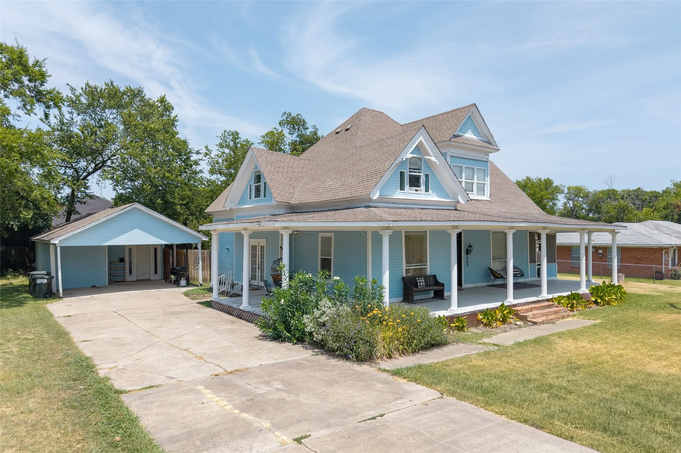 Single Family Residence For Sale in Kaufman County , 605 E 9th Street, Kemp, Texas 75143, 3 Bedroom, 3 Bathroom, Garage spaces, 2,482 Sqft, built in 1930, mls#21358367, Real Estate Agent in Kemp, Homes For Sale in Kaufman county, Homes For Sale in Kemp, Realtor in Kemp Texas, Real Estate Brokerage Independent Realty Texas, Luminita Cordes Realtor