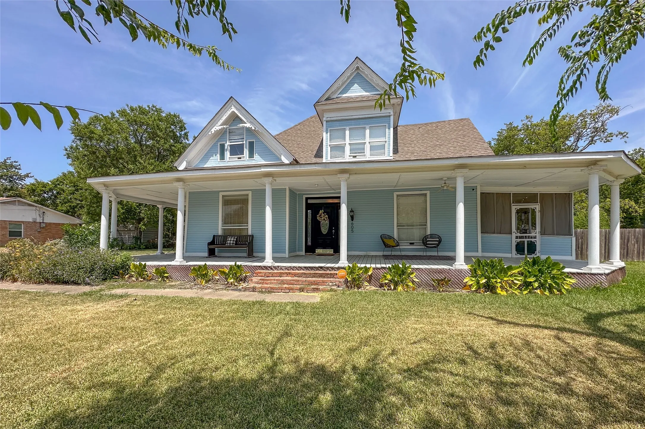 Single Family Residence For Sale in Kaufman County , 605 E 9th Street, Kemp, Texas 75143, 3 Bedroom, 3 Bathroom, Garage spaces, 2,482 Sqft, built in 1930, mls#21358367, Real Estate Agent in Kemp, Homes For Sale in Kaufman county, Homes For Sale in Kemp, Realtor in Kemp Texas, Real Estate Brokerage Independent Realty Texas, Luminita Cordes Realtor