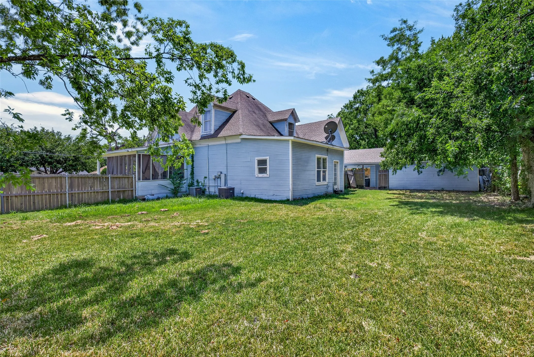 Single Family Residence For Sale in Kaufman County , 605 E 9th Street, Kemp, Texas 75143, 3 Bedroom, 3 Bathroom, Garage spaces, 2,482 Sqft, built in 1930, mls#21358367, Real Estate Agent in Kemp, Homes For Sale in Kaufman county, Homes For Sale in Kemp, Realtor in Kemp Texas, Real Estate Brokerage Independent Realty Texas, Luminita Cordes Realtor