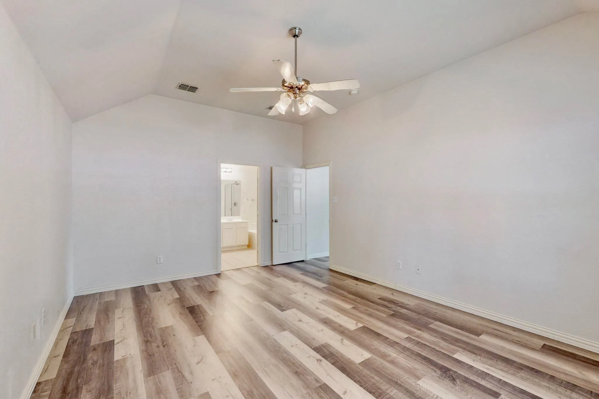Single Family Residence For Rent in Dallas County , 1216 Lake Forest Drive, Grand Prairie, Texas 75052, 4 Bedroom, 2 Bathroom, 2 Garage spaces, 1,964 Sqft, built in 2005, mls#21359438, Real Estate Agent in Grand Prairie, Homes For Rent in Dallas county, Homes For Rent in Grand Prairie, Realtor in Grand Prairie Texas, Real Estate Brokerage Independent Realty Texas, Luminita Cordes Realtor