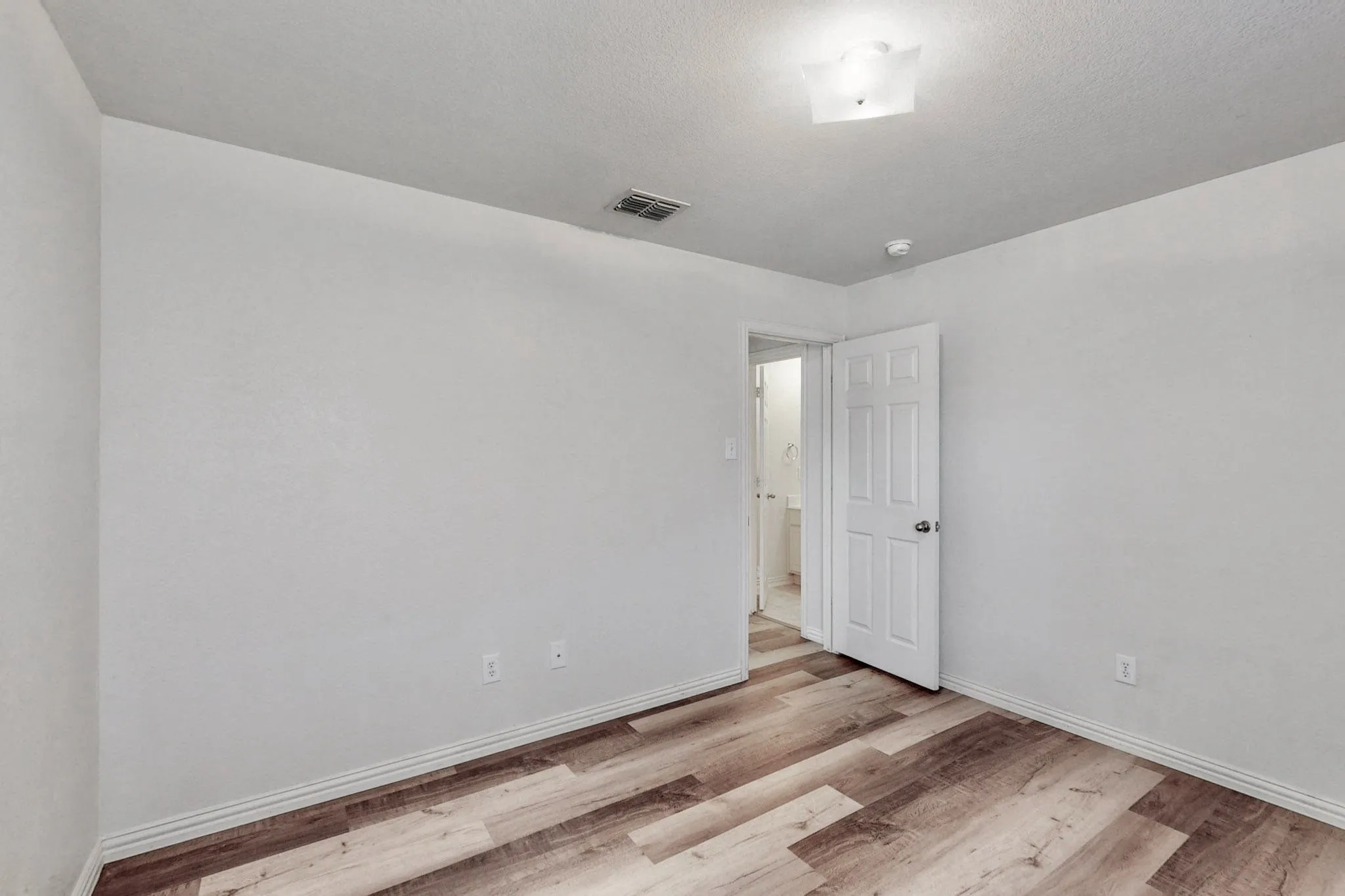 Single Family Residence For Rent in Dallas County , 1216 Lake Forest Drive, Grand Prairie, Texas 75052, 4 Bedroom, 2 Bathroom, 2 Garage spaces, 1,964 Sqft, built in 2005, mls#21359438, Real Estate Agent in Grand Prairie, Homes For Rent in Dallas county, Homes For Rent in Grand Prairie, Realtor in Grand Prairie Texas, Real Estate Brokerage Independent Realty Texas, Luminita Cordes Realtor