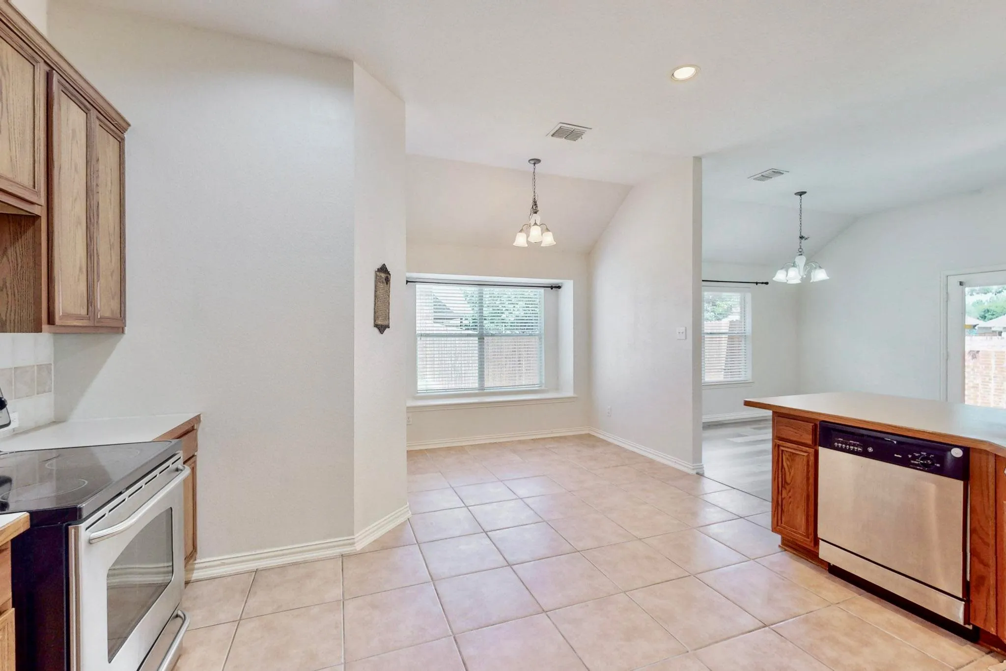 Single Family Residence For Rent in Dallas County , 1216 Lake Forest Drive, Grand Prairie, Texas 75052, 4 Bedroom, 2 Bathroom, 2 Garage spaces, 1,964 Sqft, built in 2005, mls#21359438, Real Estate Agent in Grand Prairie, Homes For Rent in Dallas county, Homes For Rent in Grand Prairie, Realtor in Grand Prairie Texas, Real Estate Brokerage Independent Realty Texas, Luminita Cordes Realtor