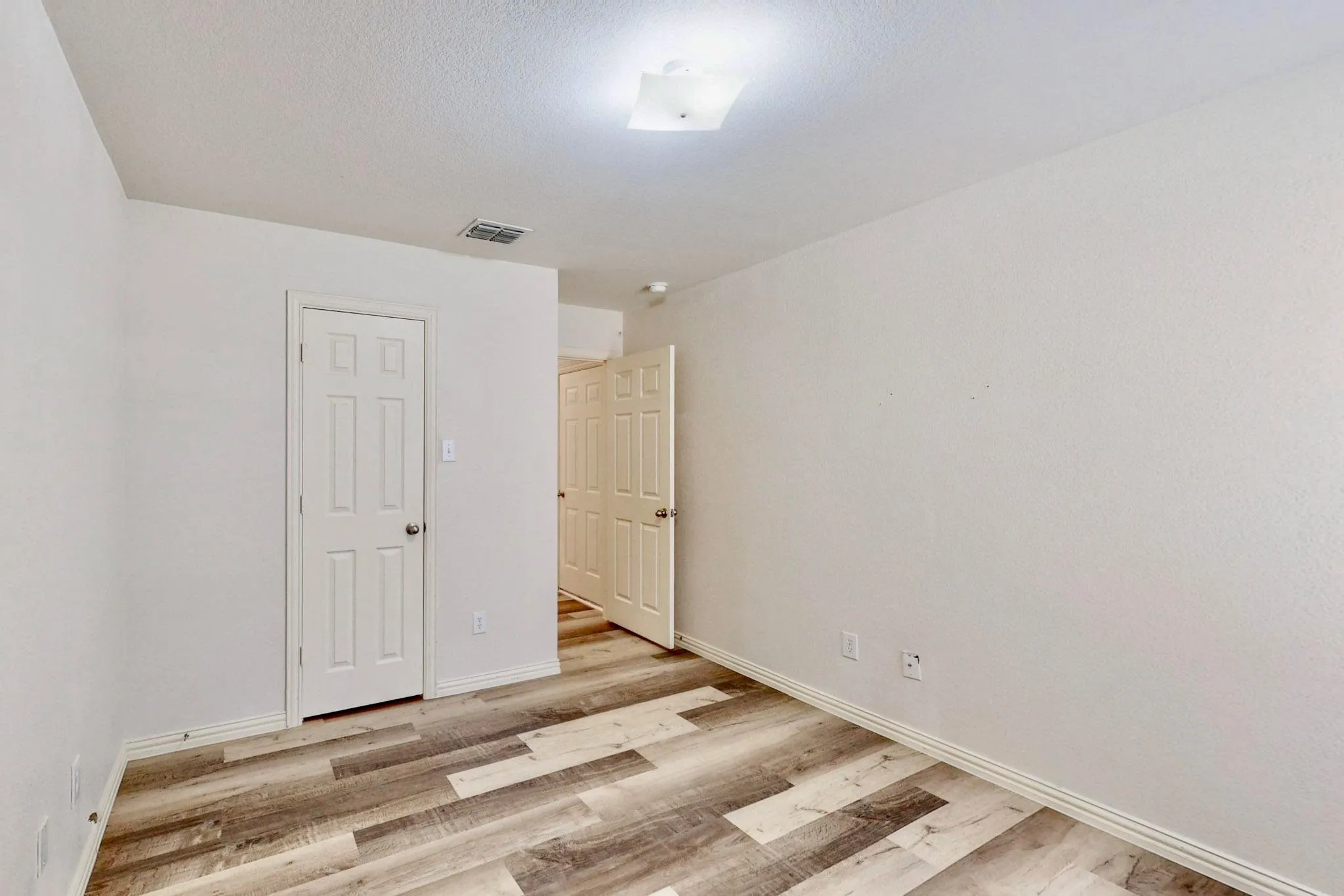 Single Family Residence For Rent in Dallas County , 1216 Lake Forest Drive, Grand Prairie, Texas 75052, 4 Bedroom, 2 Bathroom, 2 Garage spaces, 1,964 Sqft, built in 2005, mls#21359438, Real Estate Agent in Grand Prairie, Homes For Rent in Dallas county, Homes For Rent in Grand Prairie, Realtor in Grand Prairie Texas, Real Estate Brokerage Independent Realty Texas, Luminita Cordes Realtor