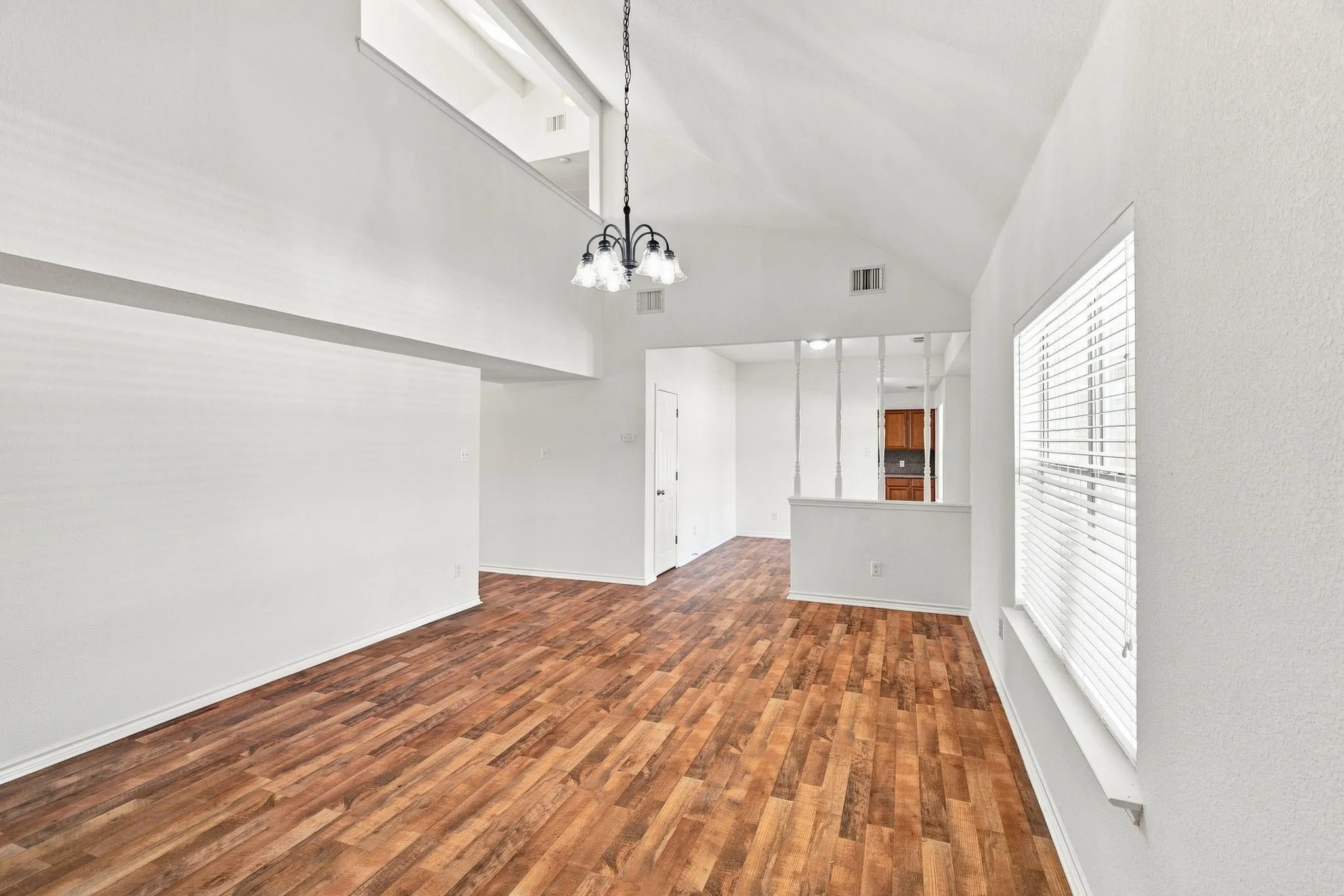 Large family room with awesoom views outside