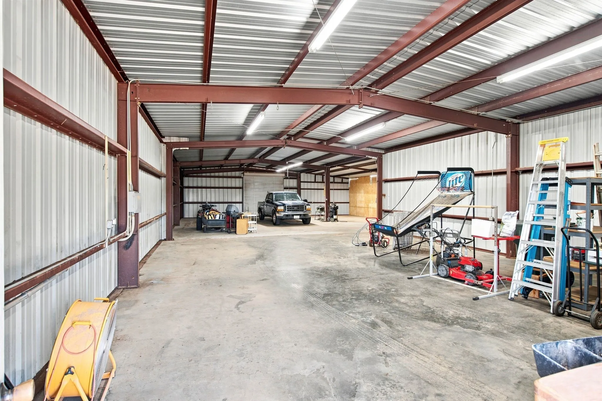 Front of workshop with 3,000 sq ft and lights, electric and water