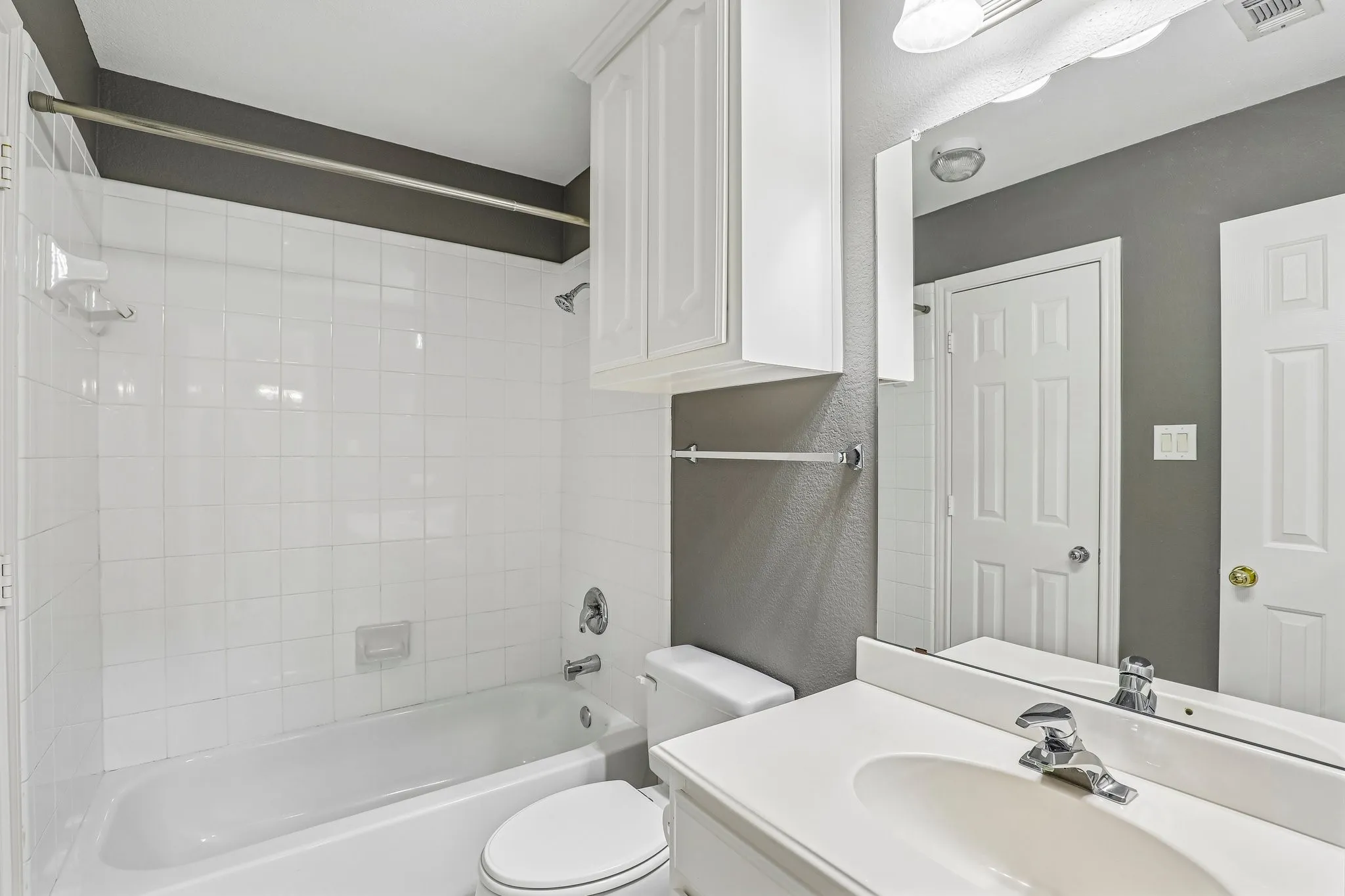 Upstairs full bath with tub/shower combo.