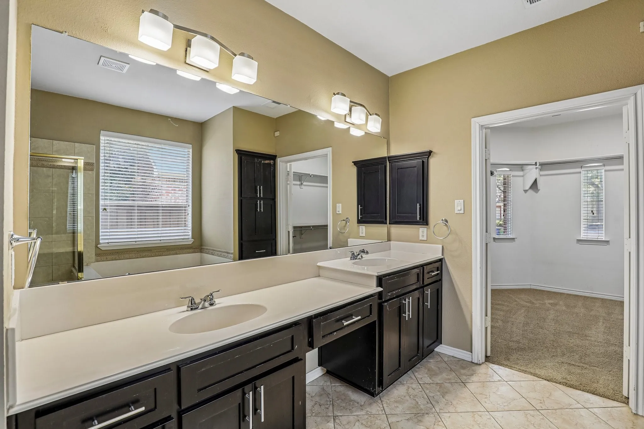 En-suite bath with large vanity.