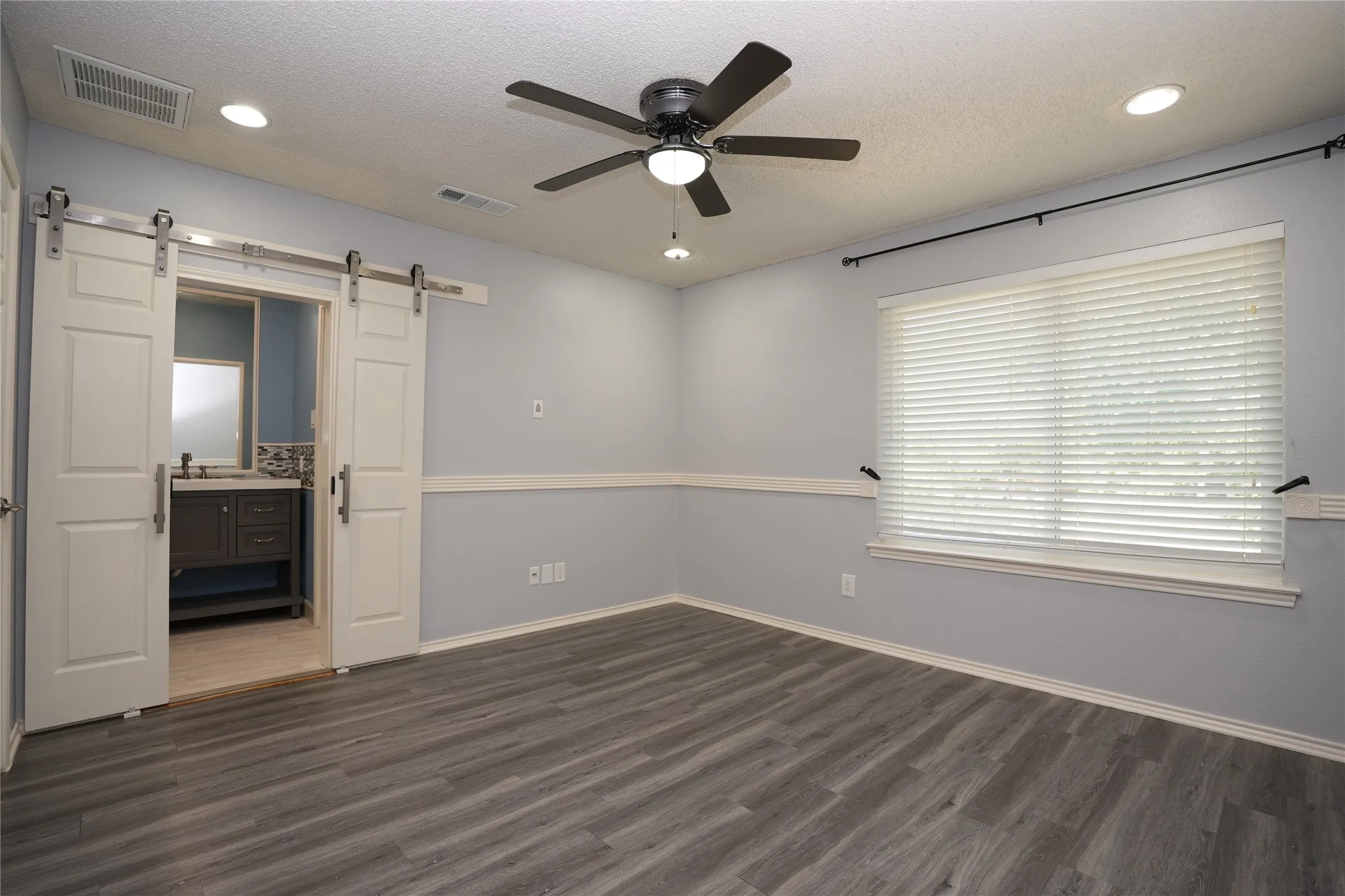 Townhouse For Sale in Dallas County , 2276 Colony Court, Dallas, Texas 75235, 2 Bedroom, 3 Bathroom, Garage spaces, 1,206 Sqft, built in 1984, mls#21359222, Real Estate Agent in Dallas, Homes For Sale in Dallas county, Homes For Sale in Dallas, Realtor in Dallas Texas, Real Estate Brokerage Independent Realty Texas, Luminita Cordes Realtor