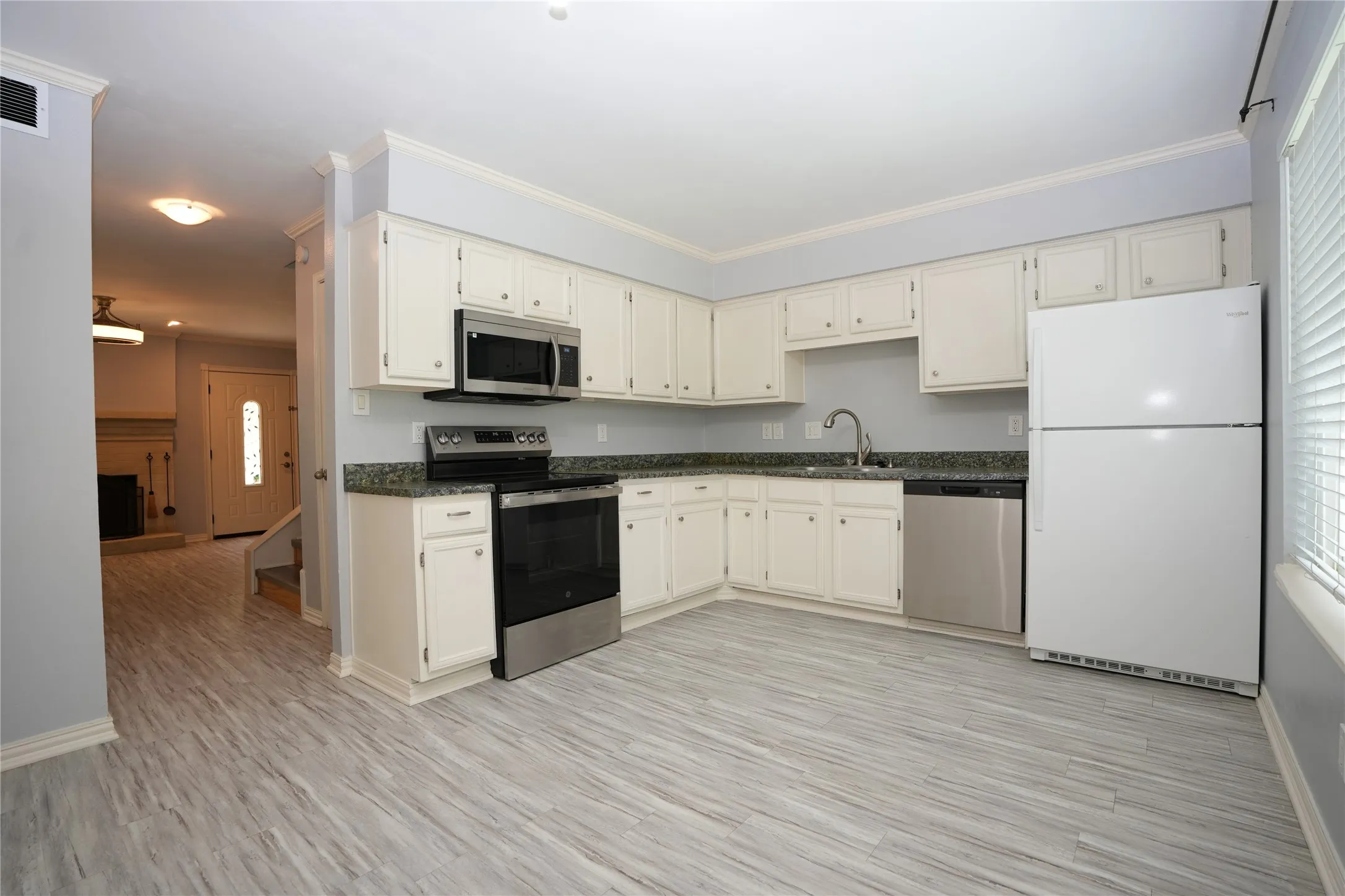 Townhouse For Sale in Dallas County , 2276 Colony Court, Dallas, Texas 75235, 2 Bedroom, 3 Bathroom, Garage spaces, 1,206 Sqft, built in 1984, mls#21359222, Real Estate Agent in Dallas, Homes For Sale in Dallas county, Homes For Sale in Dallas, Realtor in Dallas Texas, Real Estate Brokerage Independent Realty Texas, Luminita Cordes Realtor