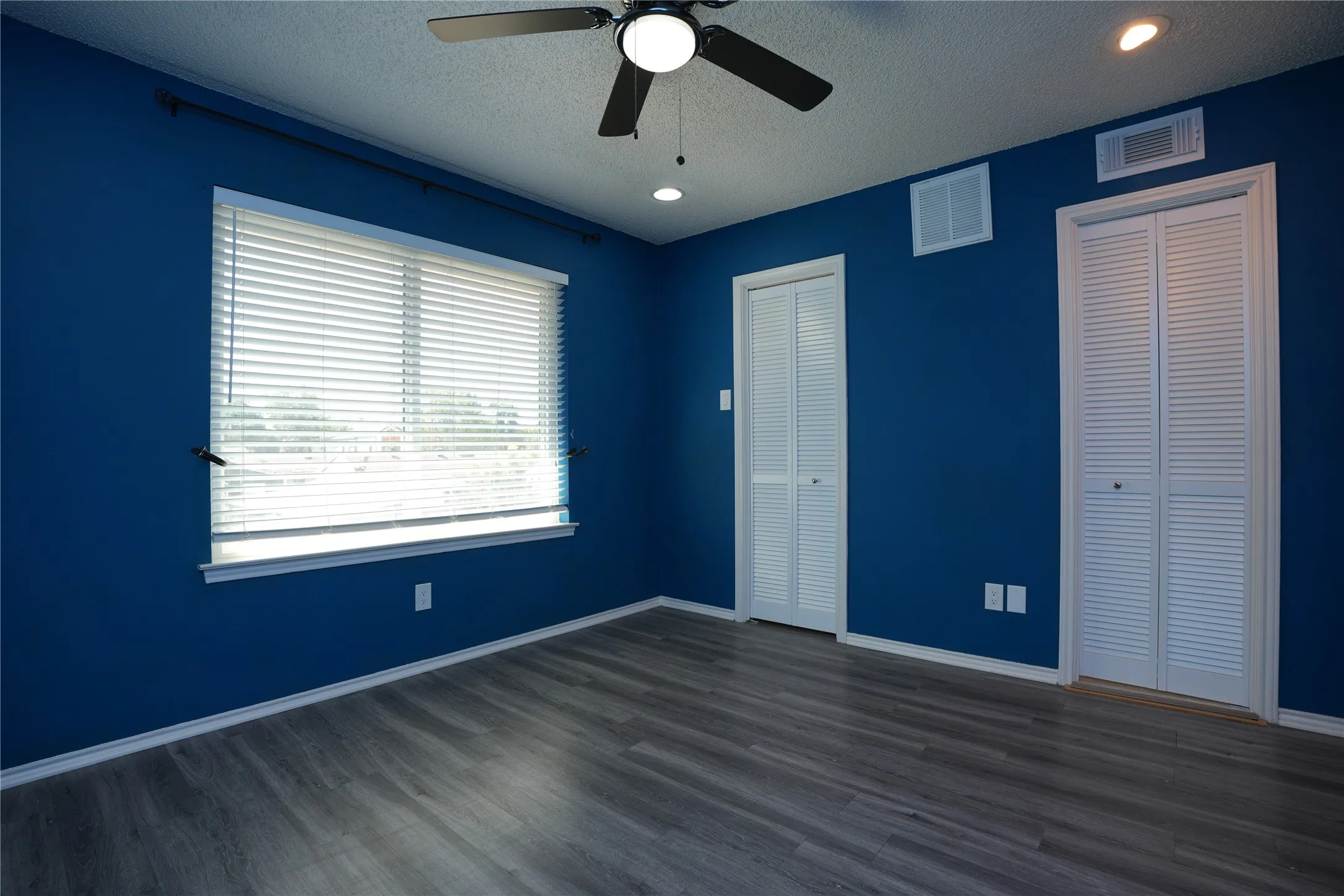Townhouse For Sale in Dallas County , 2276 Colony Court, Dallas, Texas 75235, 2 Bedroom, 3 Bathroom, Garage spaces, 1,206 Sqft, built in 1984, mls#21359222, Real Estate Agent in Dallas, Homes For Sale in Dallas county, Homes For Sale in Dallas, Realtor in Dallas Texas, Real Estate Brokerage Independent Realty Texas, Luminita Cordes Realtor