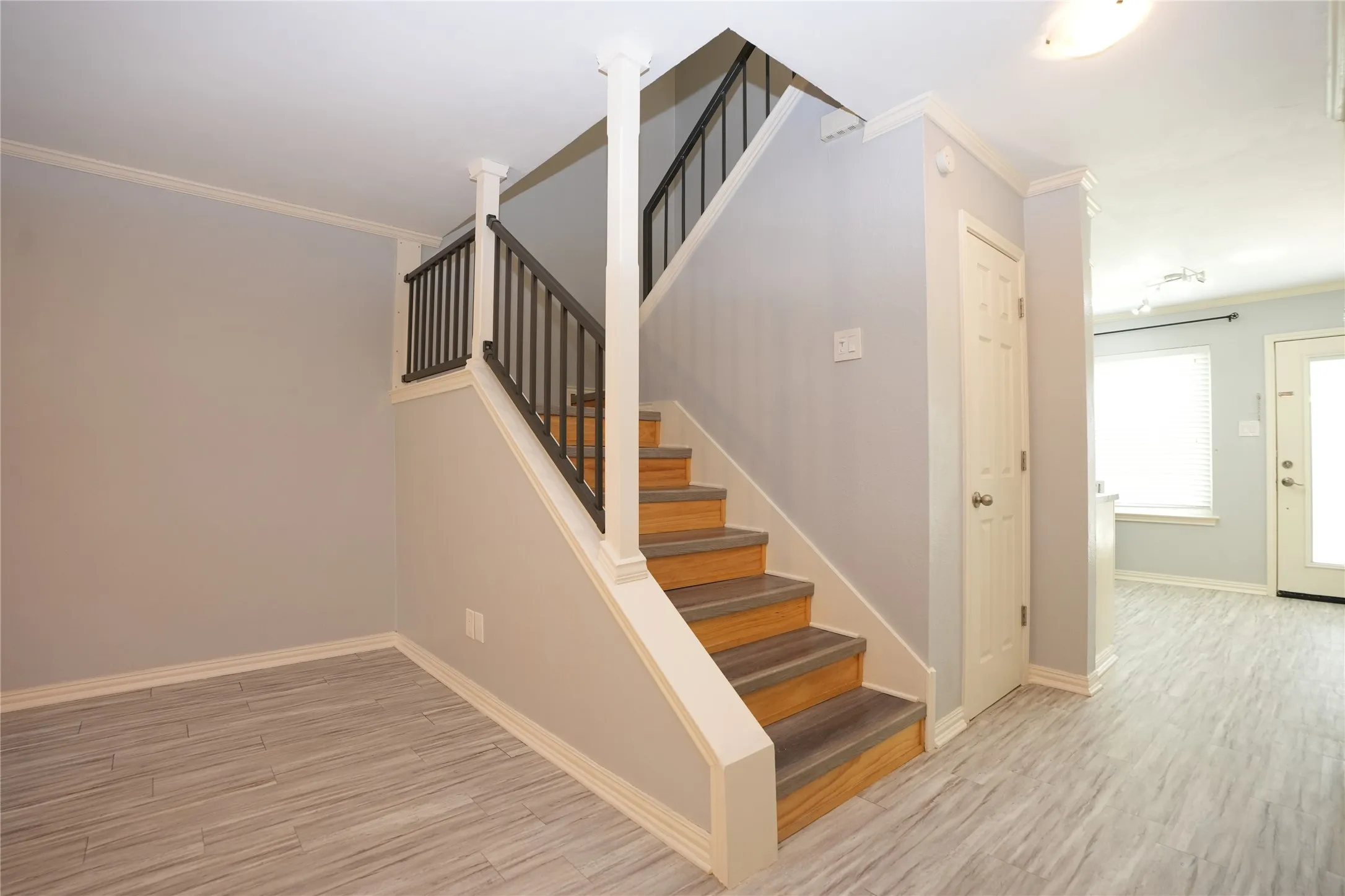 Townhouse For Sale in Dallas County , 2276 Colony Court, Dallas, Texas 75235, 2 Bedroom, 3 Bathroom, Garage spaces, 1,206 Sqft, built in 1984, mls#21359222, Real Estate Agent in Dallas, Homes For Sale in Dallas county, Homes For Sale in Dallas, Realtor in Dallas Texas, Real Estate Brokerage Independent Realty Texas, Luminita Cordes Realtor