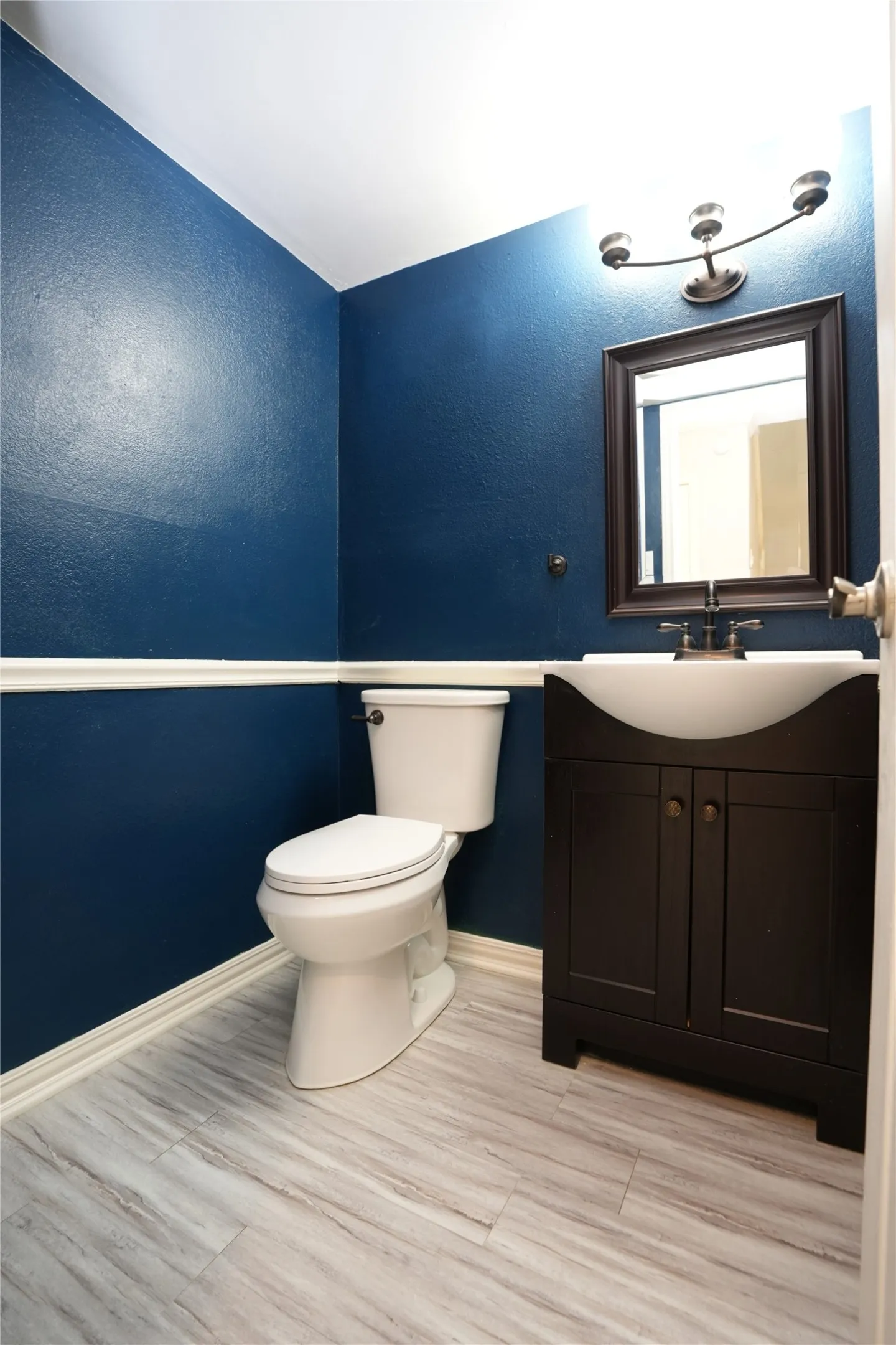Townhouse For Sale in Dallas County , 2276 Colony Court, Dallas, Texas 75235, 2 Bedroom, 3 Bathroom, Garage spaces, 1,206 Sqft, built in 1984, mls#21359222, Real Estate Agent in Dallas, Homes For Sale in Dallas county, Homes For Sale in Dallas, Realtor in Dallas Texas, Real Estate Brokerage Independent Realty Texas, Luminita Cordes Realtor