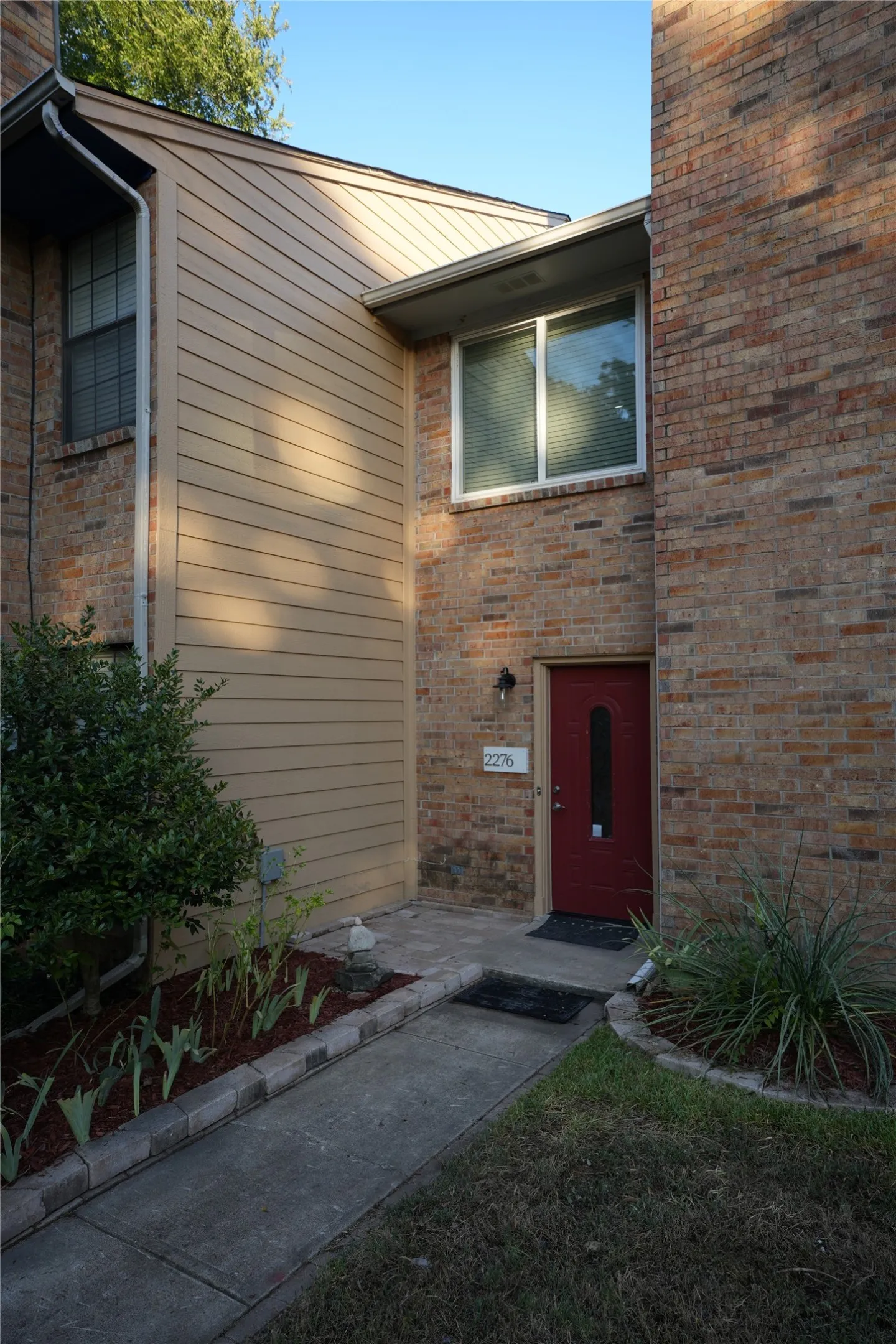 Townhouse For Sale in Dallas County , 2276 Colony Court, Dallas, Texas 75235, 2 Bedroom, 3 Bathroom, Garage spaces, 1,206 Sqft, built in 1984, mls#21359222, Real Estate Agent in Dallas, Homes For Sale in Dallas county, Homes For Sale in Dallas, Realtor in Dallas Texas, Real Estate Brokerage Independent Realty Texas, Luminita Cordes Realtor