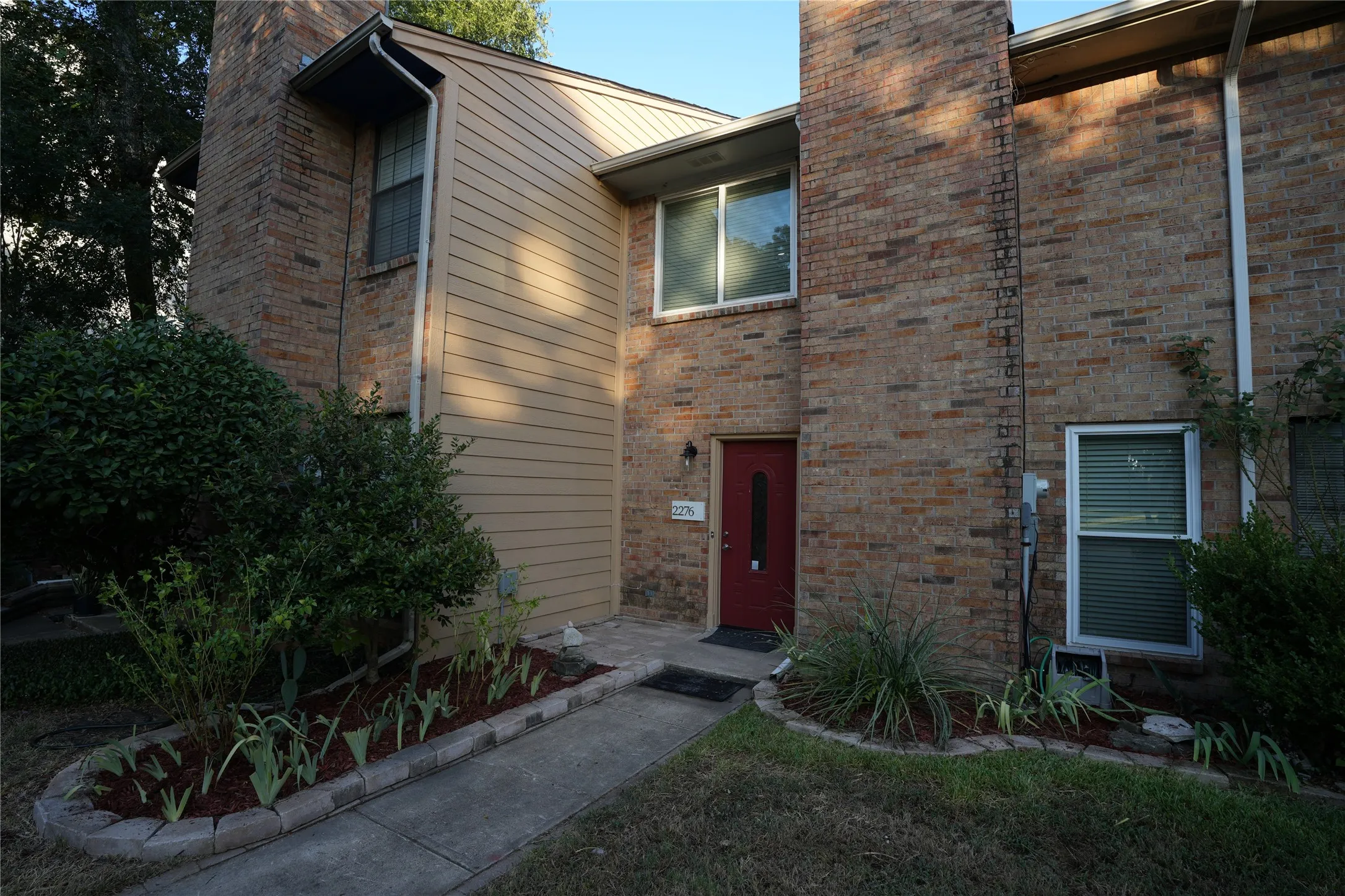 Townhouse For Sale in Dallas County , 2276 Colony Court, Dallas, Texas 75235, 2 Bedroom, 3 Bathroom, Garage spaces, 1,206 Sqft, built in 1984, mls#21359222, Real Estate Agent in Dallas, Homes For Sale in Dallas county, Homes For Sale in Dallas, Realtor in Dallas Texas, Real Estate Brokerage Independent Realty Texas, Luminita Cordes Realtor