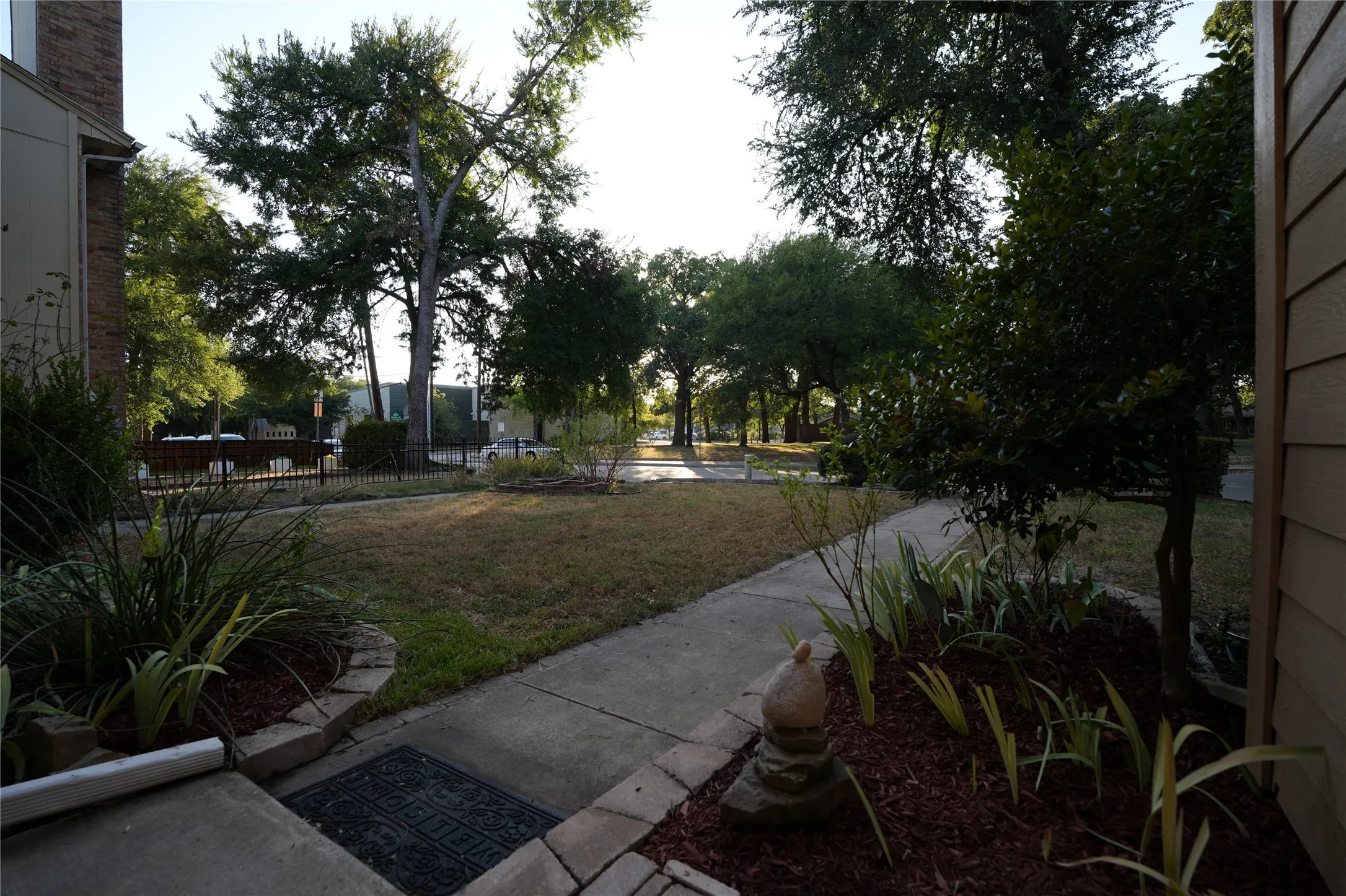 Townhouse For Sale in Dallas County , 2276 Colony Court, Dallas, Texas 75235, 2 Bedroom, 3 Bathroom, Garage spaces, 1,206 Sqft, built in 1984, mls#21359222, Real Estate Agent in Dallas, Homes For Sale in Dallas county, Homes For Sale in Dallas, Realtor in Dallas Texas, Real Estate Brokerage Independent Realty Texas, Luminita Cordes Realtor