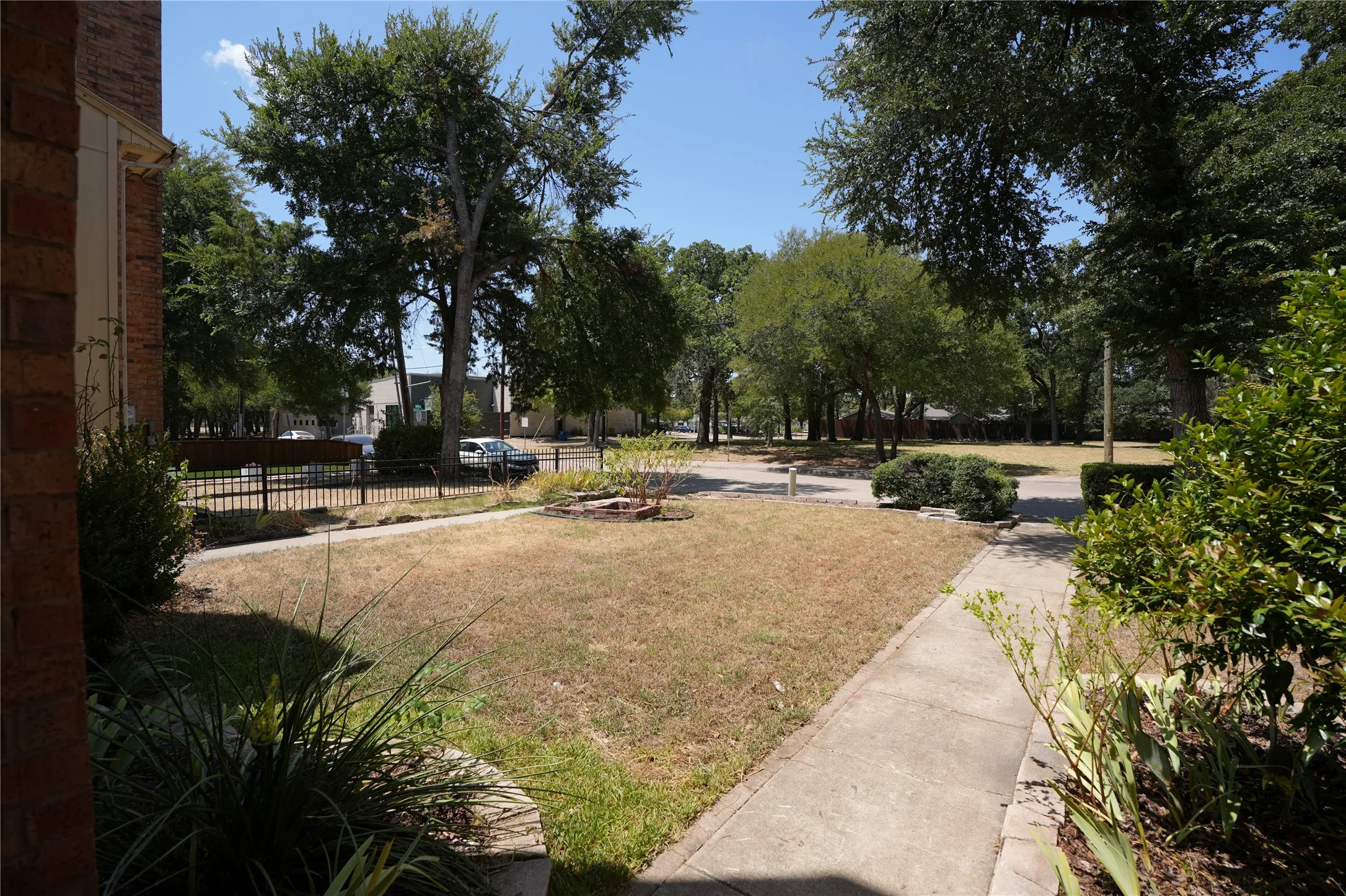 Townhouse For Sale in Dallas County , 2276 Colony Court, Dallas, Texas 75235, 2 Bedroom, 3 Bathroom, Garage spaces, 1,206 Sqft, built in 1984, mls#21359222, Real Estate Agent in Dallas, Homes For Sale in Dallas county, Homes For Sale in Dallas, Realtor in Dallas Texas, Real Estate Brokerage Independent Realty Texas, Luminita Cordes Realtor