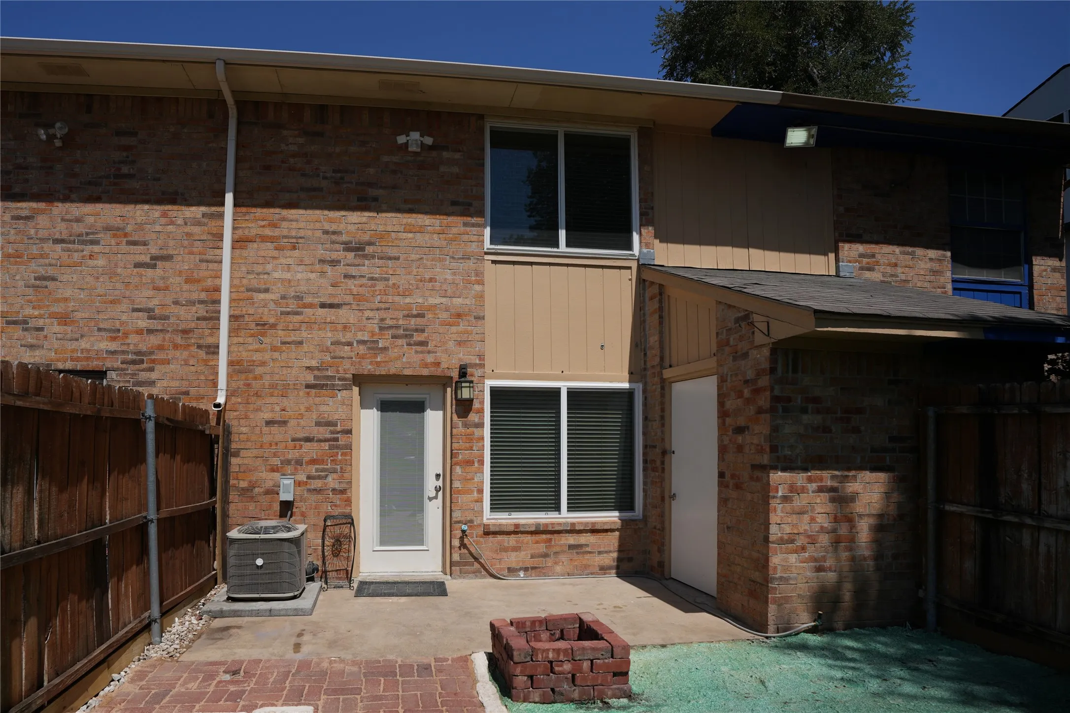 Townhouse For Sale in Dallas County , 2276 Colony Court, Dallas, Texas 75235, 2 Bedroom, 3 Bathroom, Garage spaces, 1,206 Sqft, built in 1984, mls#21359222, Real Estate Agent in Dallas, Homes For Sale in Dallas county, Homes For Sale in Dallas, Realtor in Dallas Texas, Real Estate Brokerage Independent Realty Texas, Luminita Cordes Realtor