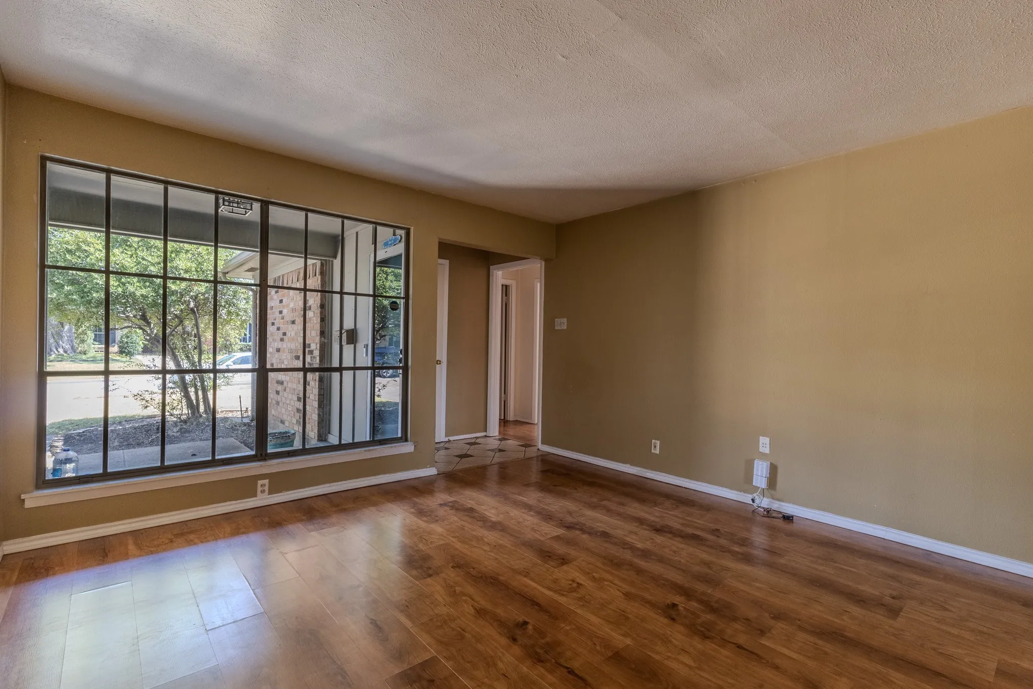 Single Family Residence For Sale in Dallas County , 617 Parkview Lane, Richardson, Texas 75080, 3 Bedroom, 2 Bathroom, 2 Garage spaces, 1,380 Sqft, built in 1962, mls#21355472, Real Estate Agent in Richardson, Homes For Sale in Dallas county, Homes For Sale in Richardson, Realtor in Richardson Texas, Real Estate Brokerage Independent Realty Texas, Luminita Cordes Realtor