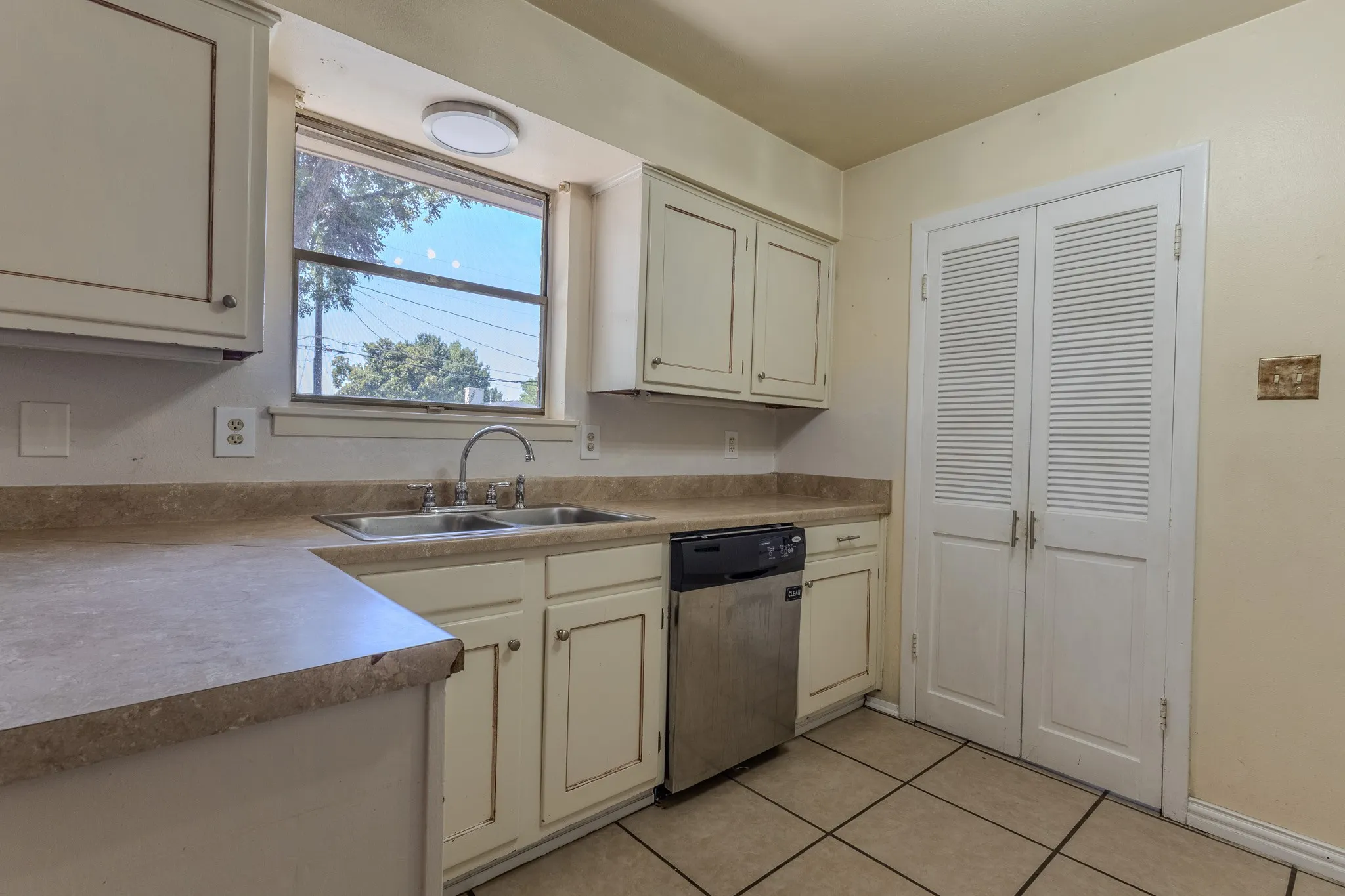 Single Family Residence For Sale in Dallas County , 617 Parkview Lane, Richardson, Texas 75080, 3 Bedroom, 2 Bathroom, 2 Garage spaces, 1,380 Sqft, built in 1962, mls#21355472, Real Estate Agent in Richardson, Homes For Sale in Dallas county, Homes For Sale in Richardson, Realtor in Richardson Texas, Real Estate Brokerage Independent Realty Texas, Luminita Cordes Realtor