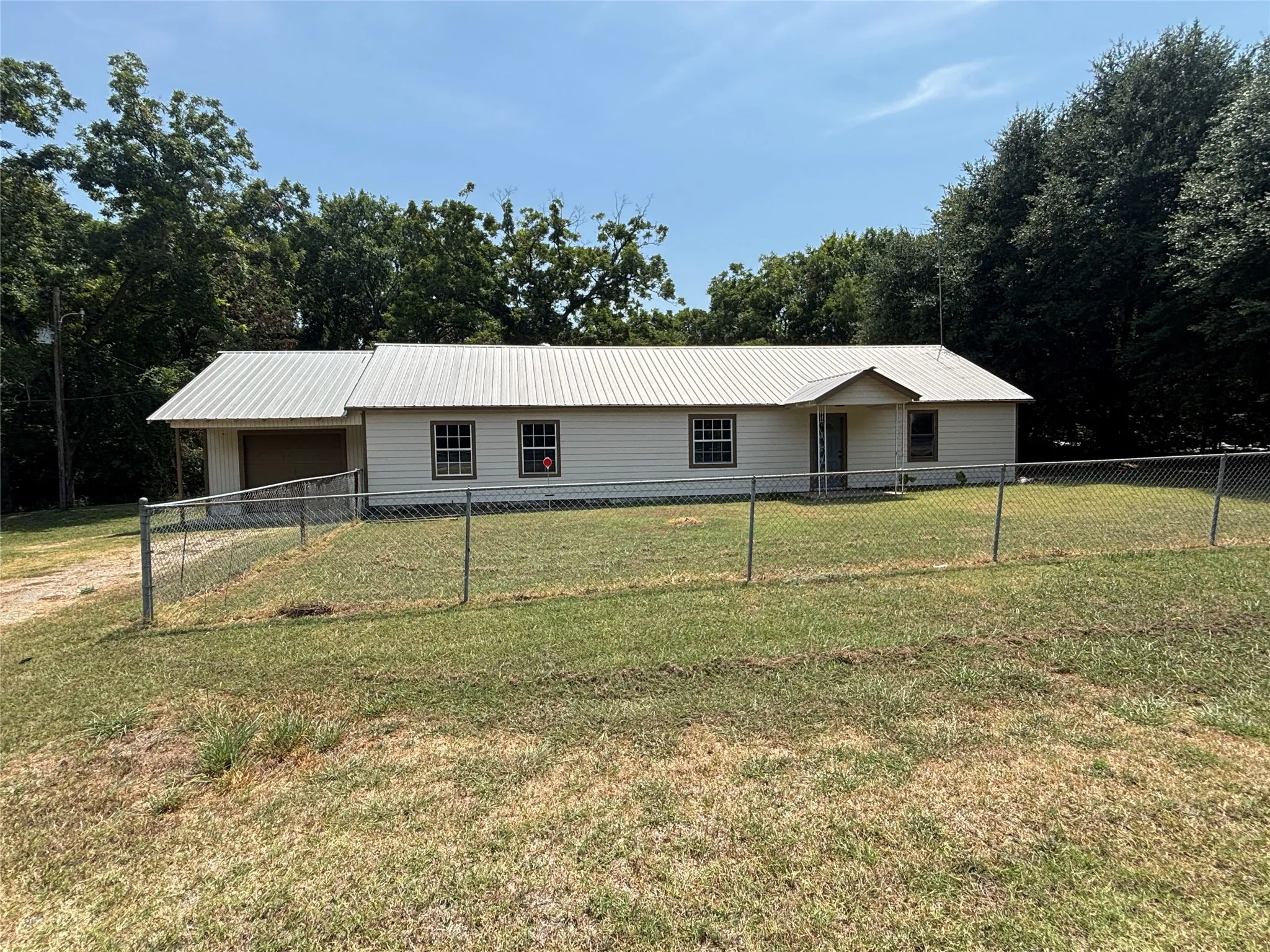 Single Family Residence For Sale in Grayson County , 8844 State Highway 56, Sherman, Texas 75090, 3 Bedroom, 1 Bathroom, Garage spaces, 1,620 Sqft, built in 1965, mls#21358401, Real Estate Agent in Sherman, Homes For Sale in Grayson county, Homes For Sale in Sherman, Realtor in Sherman Texas, Real Estate Brokerage Independent Realty Texas, Luminita Cordes Realtor