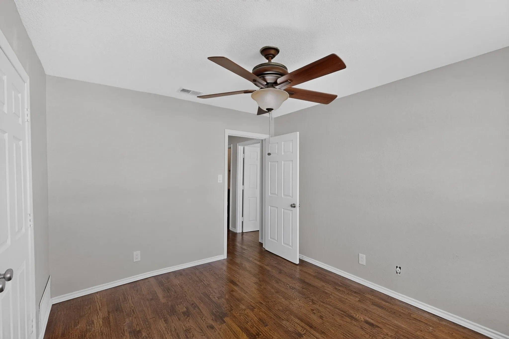 Single Family Residence For Sale in Dallas County , 2413 Club Meadow Drive, Garland, Texas 75041, 4 Bedroom, 2 Bathroom, 2 Garage spaces, 2,306 Sqft, built in 1983, Price $349,000, mls#21359312, Real Estate Agent in Garland, Homes For Sale in Dallas county, Homes For Sale in Garland, Realtor in Garland Texas, Real Estate Brokerage Independent Realty Texas, Luminita Cordes Realtor