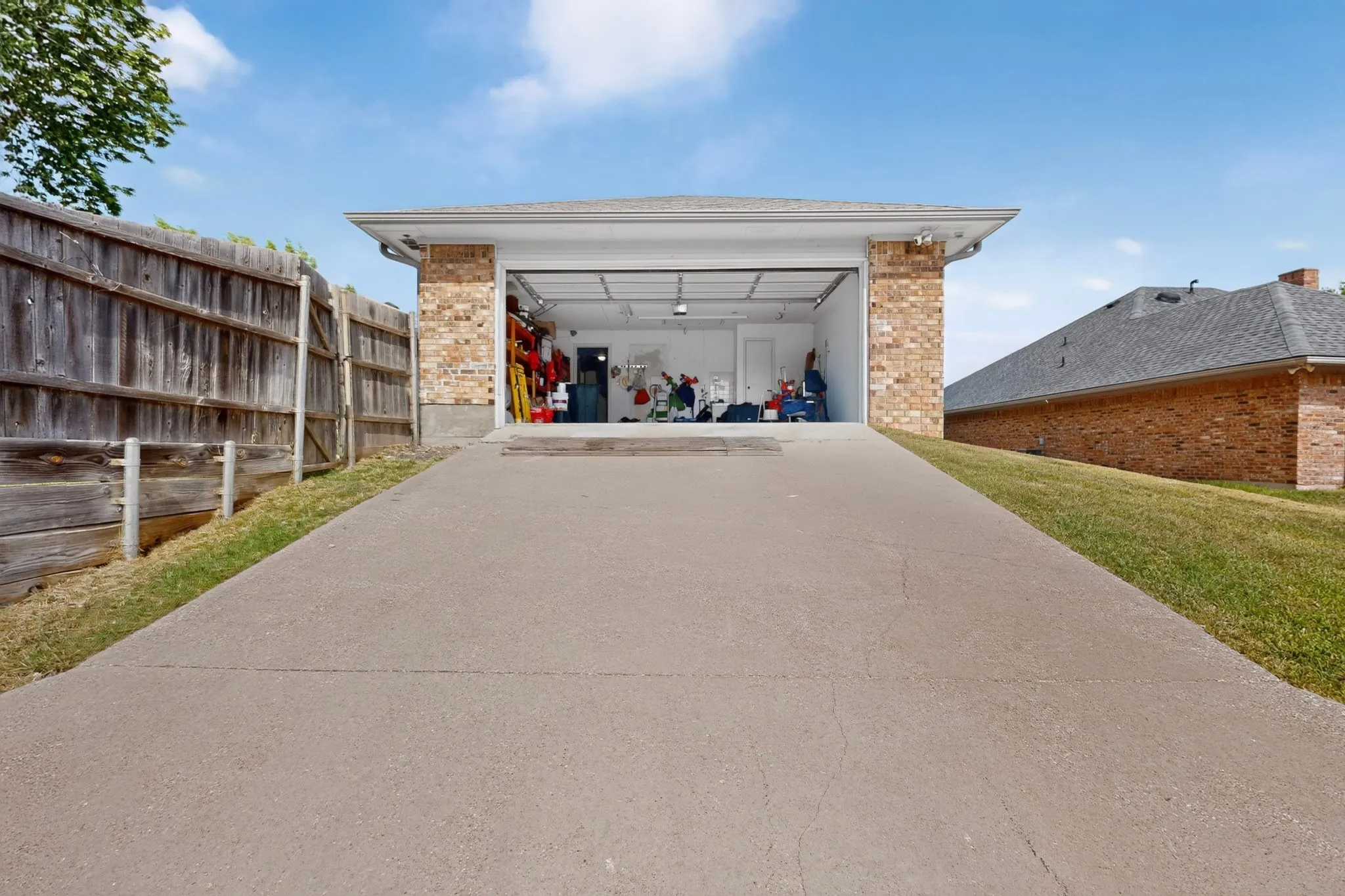 Single Family Residence For Sale in Dallas County , 2413 Club Meadow Drive, Garland, Texas 75041, 4 Bedroom, 2 Bathroom, 2 Garage spaces, 2,306 Sqft, built in 1983, Price $349,000, mls#21359312, Real Estate Agent in Garland, Homes For Sale in Dallas county, Homes For Sale in Garland, Realtor in Garland Texas, Real Estate Brokerage Independent Realty Texas, Luminita Cordes Realtor