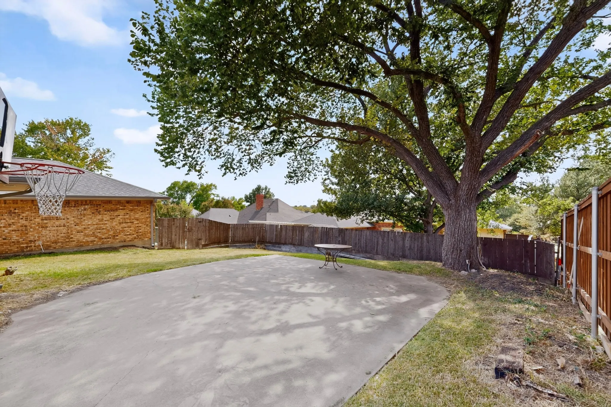 Single Family Residence For Sale in Dallas County , 2413 Club Meadow Drive, Garland, Texas 75041, 4 Bedroom, 2 Bathroom, 2 Garage spaces, 2,306 Sqft, built in 1983, Price $349,000, mls#21359312, Real Estate Agent in Garland, Homes For Sale in Dallas county, Homes For Sale in Garland, Realtor in Garland Texas, Real Estate Brokerage Independent Realty Texas, Luminita Cordes Realtor