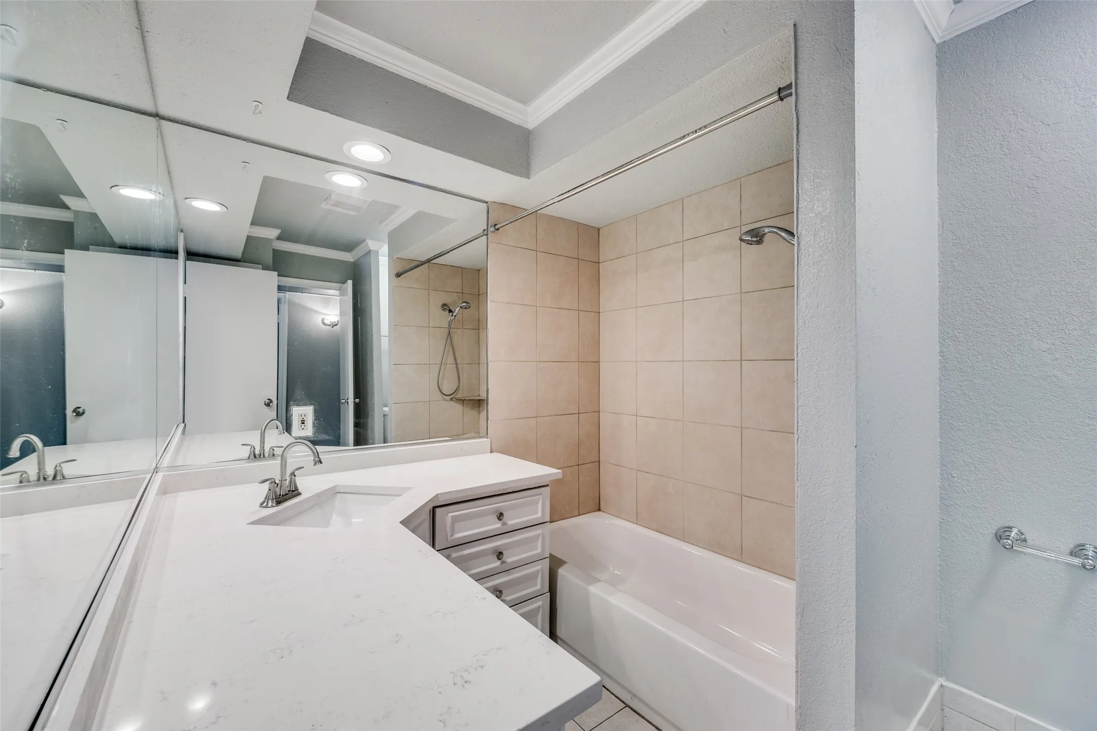 Condominium For Rent in Dallas County , 5053 Les Chateaux Drive 141, Dallas, Texas 75235, 2 Bedroom, 2 Bathroom, Garage spaces, 1,162 Sqft, built in 1963, mls#21359496, Real Estate Agent in Dallas, Homes For Rent in Dallas county, Homes For Rent in Dallas, Realtor in Dallas Texas, Real Estate Brokerage Independent Realty Texas, Luminita Cordes Realtor