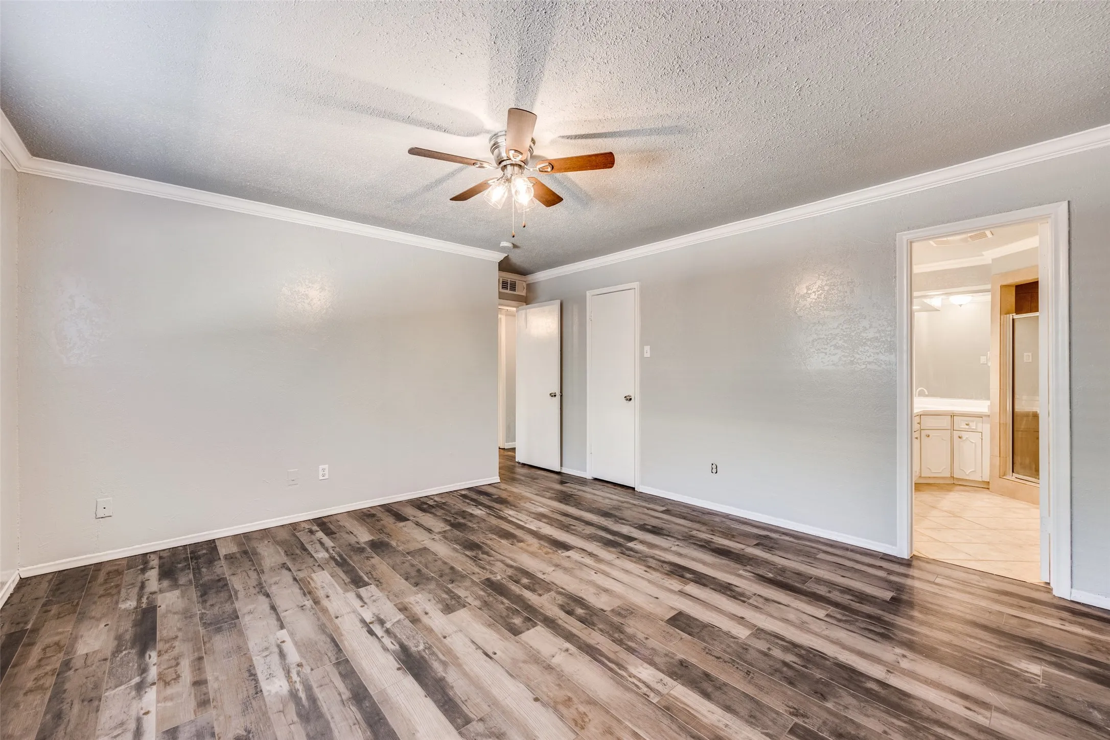 Condominium For Rent in Dallas County , 5053 Les Chateaux Drive 141, Dallas, Texas 75235, 2 Bedroom, 2 Bathroom, Garage spaces, 1,162 Sqft, built in 1963, mls#21359496, Real Estate Agent in Dallas, Homes For Rent in Dallas county, Homes For Rent in Dallas, Realtor in Dallas Texas, Real Estate Brokerage Independent Realty Texas, Luminita Cordes Realtor