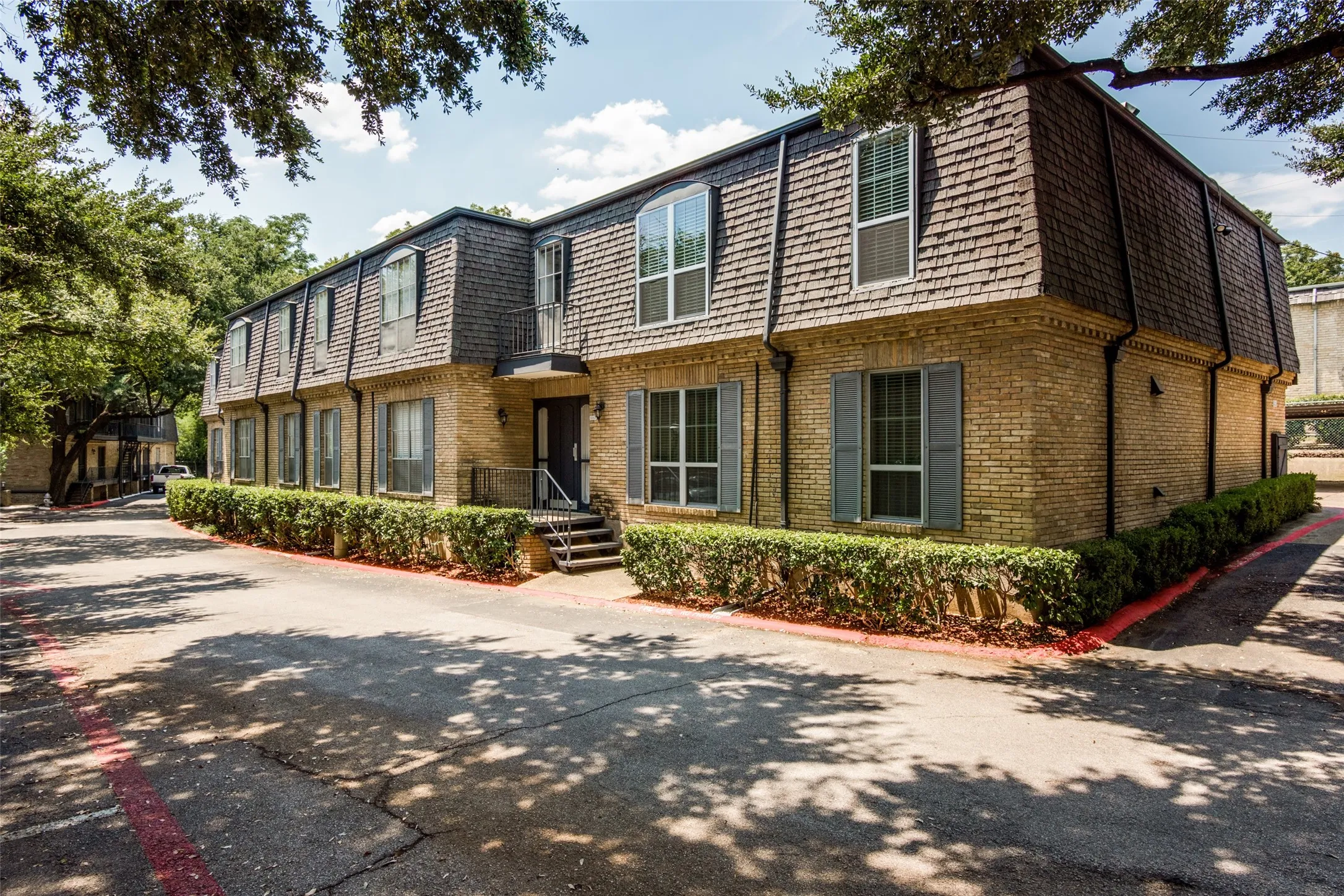 Condominium For Rent in Dallas County , 5053 Les Chateaux Drive 141, Dallas, Texas 75235, 2 Bedroom, 2 Bathroom, Garage spaces, 1,162 Sqft, built in 1963, mls#21359496, Real Estate Agent in Dallas, Homes For Rent in Dallas county, Homes For Rent in Dallas, Realtor in Dallas Texas, Real Estate Brokerage Independent Realty Texas, Luminita Cordes Realtor