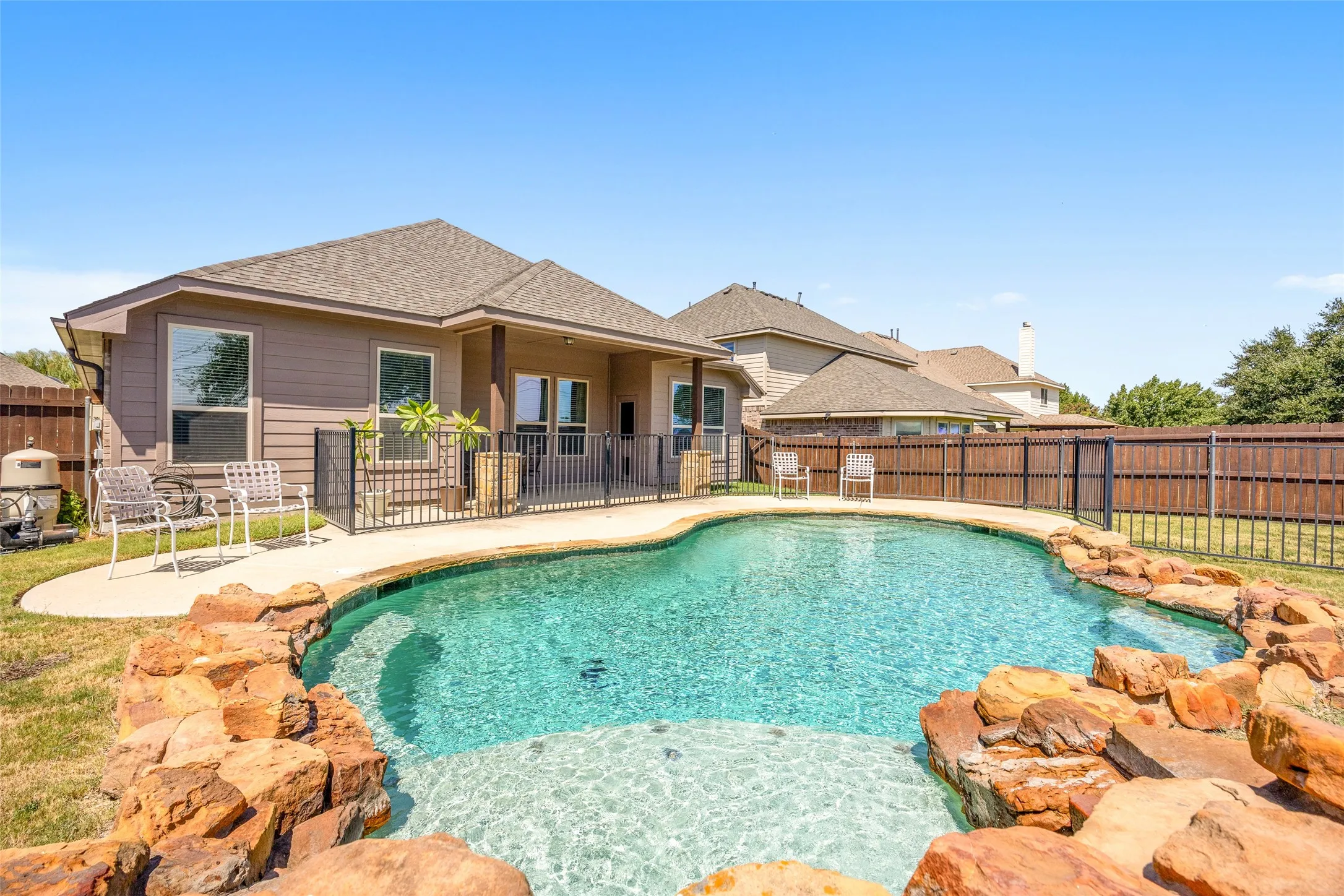 Single Family Residence For Sale in Tarrant County , 1009 Prairie Heights Drive, Fort Worth, Texas 76108, 3 Bedroom, 2 Bathroom, 2 Garage spaces, 1,835 Sqft, built in 2012, mls#21358409, Real Estate Agent in Fort Worth, Homes For Sale in Tarrant county, Homes For Sale in Fort Worth, Realtor in Fort Worth Texas, Real Estate Brokerage Independent Realty Texas, Luminita Cordes Realtor