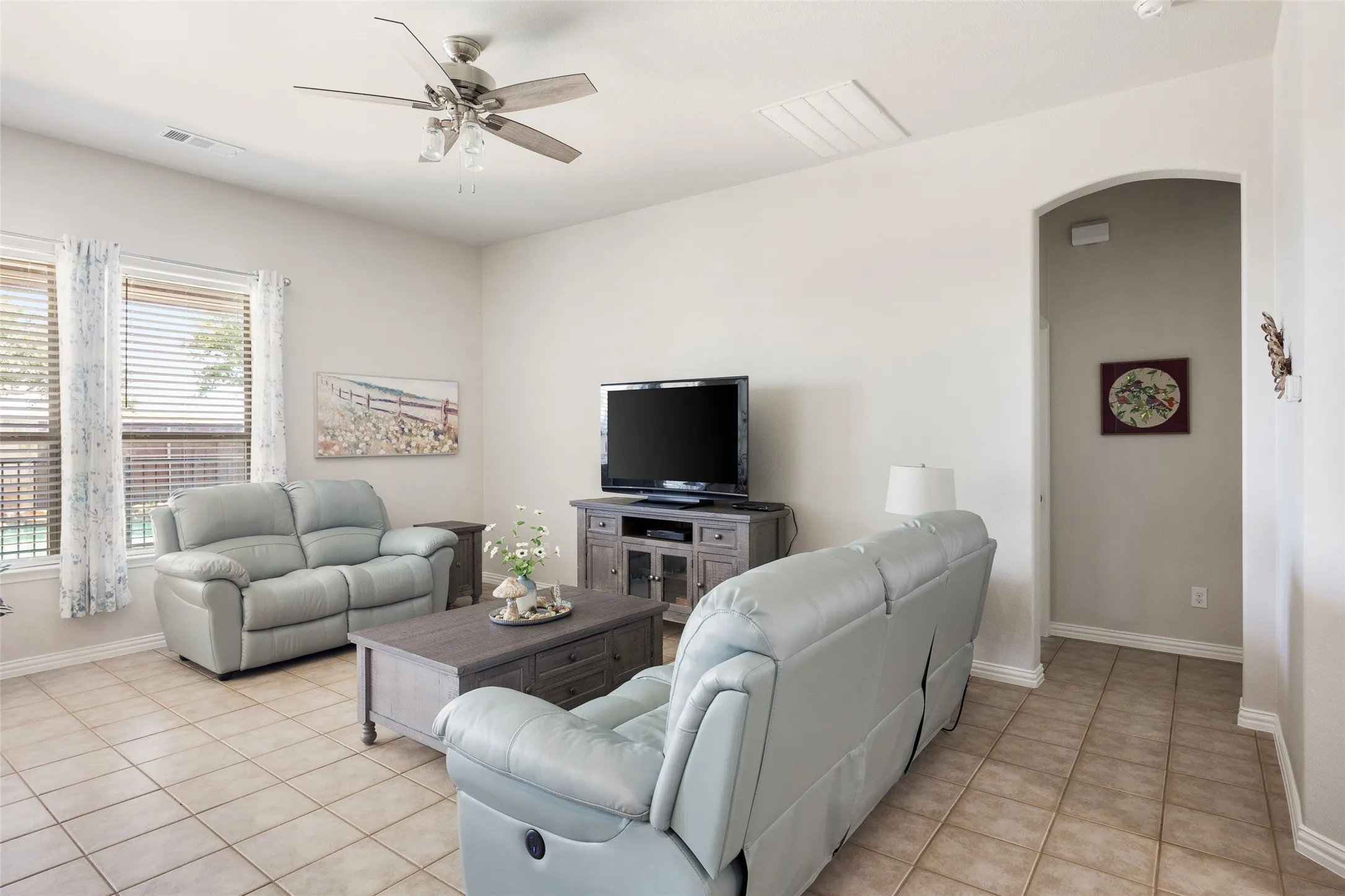 Single Family Residence For Sale in Tarrant County , 1009 Prairie Heights Drive, Fort Worth, Texas 76108, 3 Bedroom, 2 Bathroom, 2 Garage spaces, 1,835 Sqft, built in 2012, mls#21358409, Real Estate Agent in Fort Worth, Homes For Sale in Tarrant county, Homes For Sale in Fort Worth, Realtor in Fort Worth Texas, Real Estate Brokerage Independent Realty Texas, Luminita Cordes Realtor