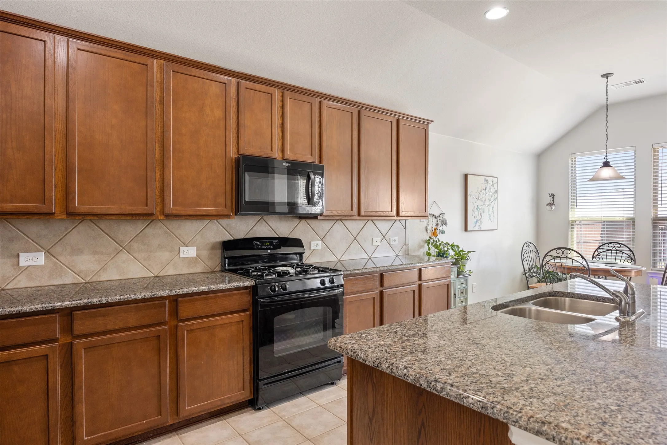 Single Family Residence For Sale in Tarrant County , 1009 Prairie Heights Drive, Fort Worth, Texas 76108, 3 Bedroom, 2 Bathroom, 2 Garage spaces, 1,835 Sqft, built in 2012, mls#21358409, Real Estate Agent in Fort Worth, Homes For Sale in Tarrant county, Homes For Sale in Fort Worth, Realtor in Fort Worth Texas, Real Estate Brokerage Independent Realty Texas, Luminita Cordes Realtor