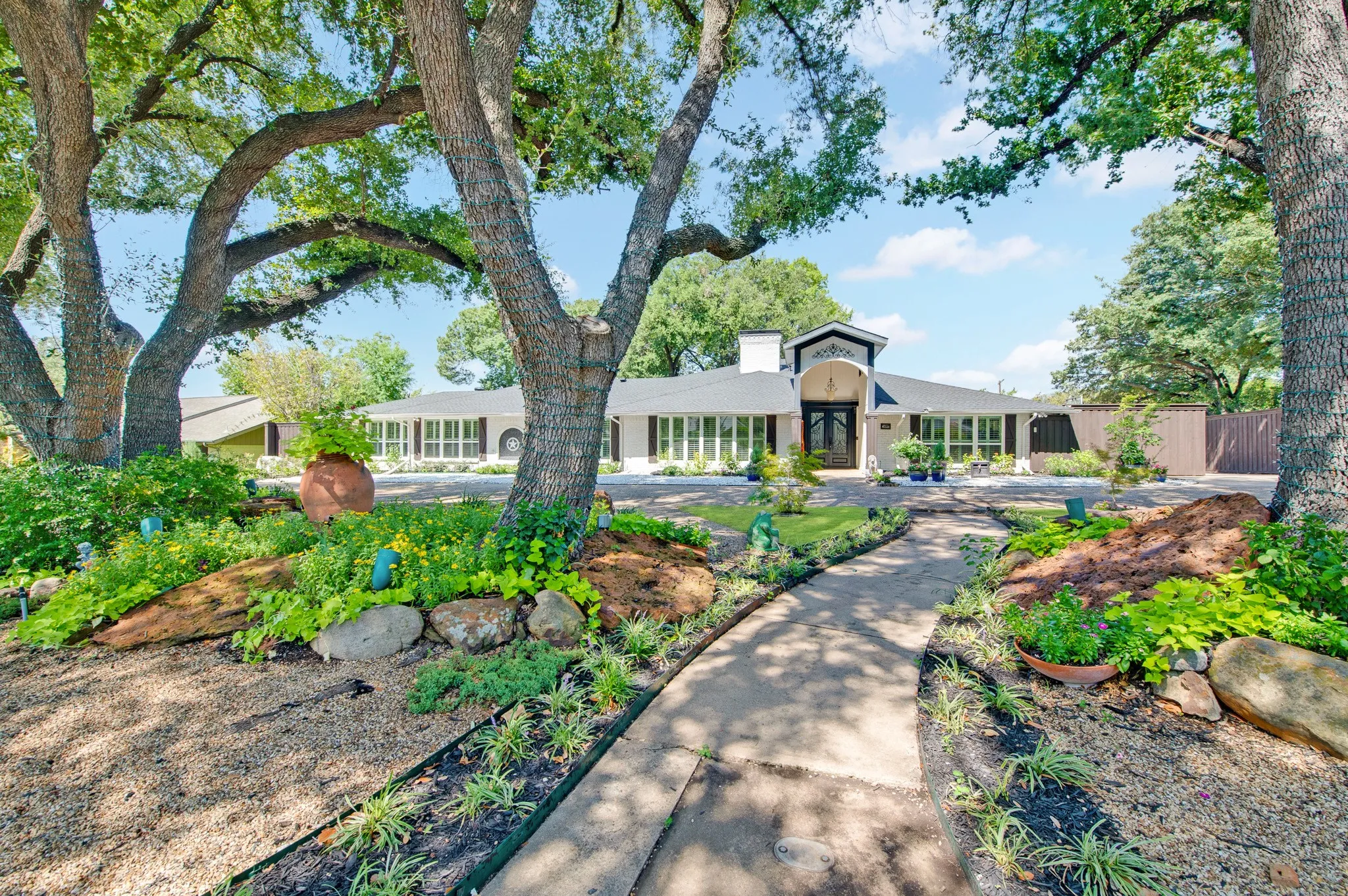 Single Family Residence For Sale in Dallas County , 14087 Brookridge Drive, Dallas, Texas 75240, 5 Bedroom, 4 Bathroom, 2 Garage spaces, 4,600 Sqft, built in 1960, mls#21357249, Real Estate Agent in Dallas, Homes For Sale in Dallas county, Homes For Sale in Dallas, Realtor in Dallas Texas, Real Estate Brokerage Independent Realty Texas, Luminita Cordes Realtor