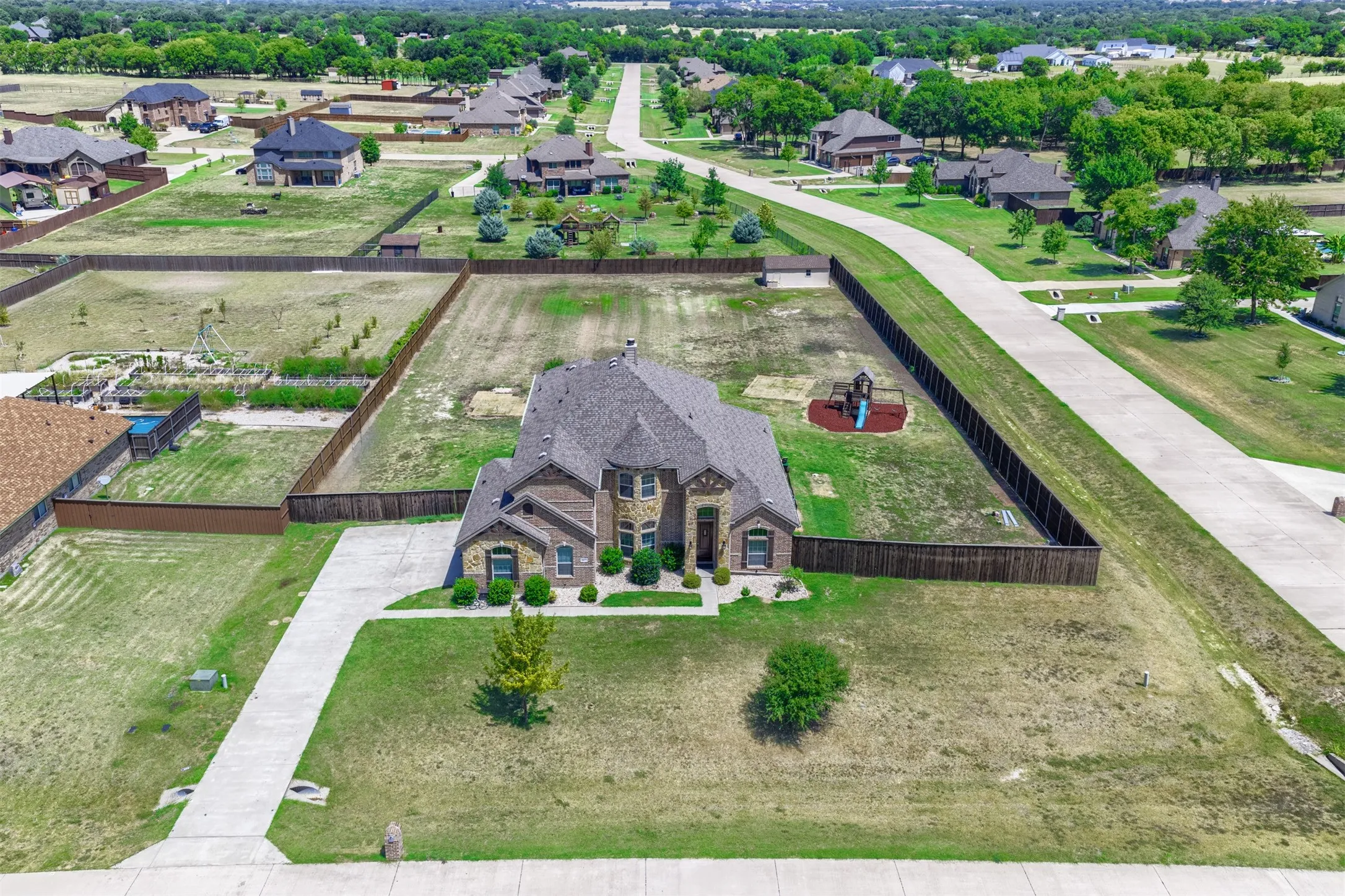 Single Family Residence For Sale in Ellis County , 8871 Etta Court, Waxahachie, Texas 75167, 5 Bedroom, 4 Bathroom, 3 Garage spaces, 3,292 Sqft, built in 2018, mls#21354768, Real Estate Agent in Waxahachie, Homes For Sale in Ellis county, Homes For Sale in Waxahachie, Realtor in Waxahachie Texas, Real Estate Brokerage Independent Realty Texas, Luminita Cordes Realtor
