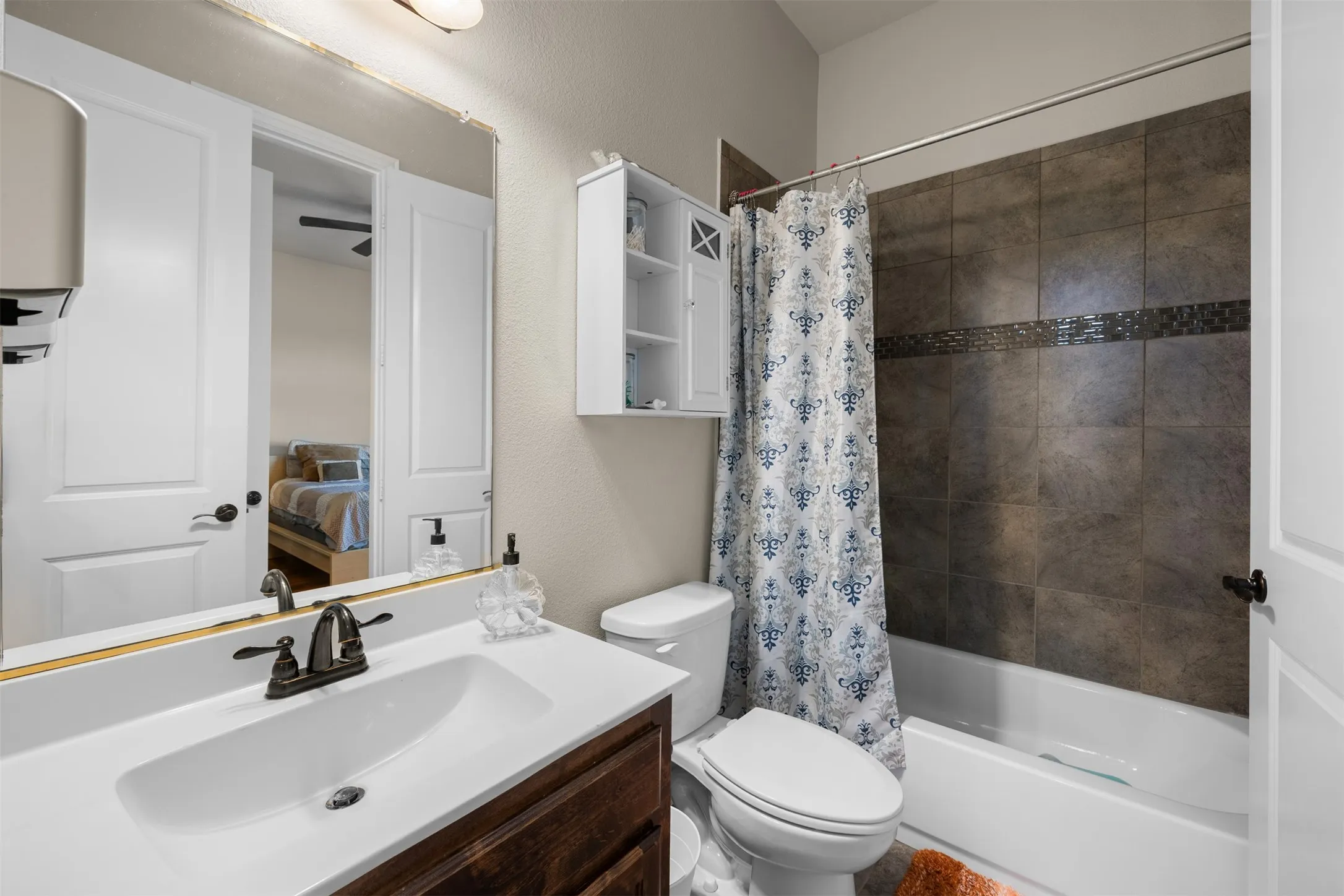 Single Family Residence For Sale in Ellis County , 8871 Etta Court, Waxahachie, Texas 75167, 5 Bedroom, 4 Bathroom, 3 Garage spaces, 3,292 Sqft, built in 2018, mls#21354768, Real Estate Agent in Waxahachie, Homes For Sale in Ellis county, Homes For Sale in Waxahachie, Realtor in Waxahachie Texas, Real Estate Brokerage Independent Realty Texas, Luminita Cordes Realtor