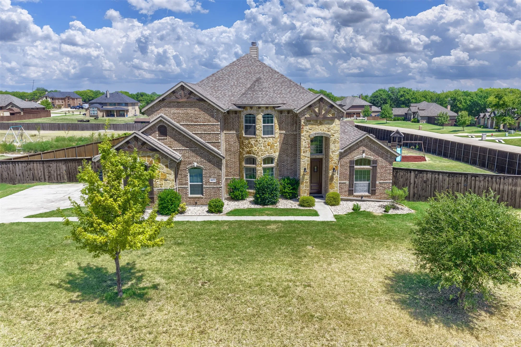 Single Family Residence For Sale in Ellis County , 8871 Etta Court, Waxahachie, Texas 75167, 5 Bedroom, 4 Bathroom, 3 Garage spaces, 3,292 Sqft, built in 2018, mls#21354768, Real Estate Agent in Waxahachie, Homes For Sale in Ellis county, Homes For Sale in Waxahachie, Realtor in Waxahachie Texas, Real Estate Brokerage Independent Realty Texas, Luminita Cordes Realtor