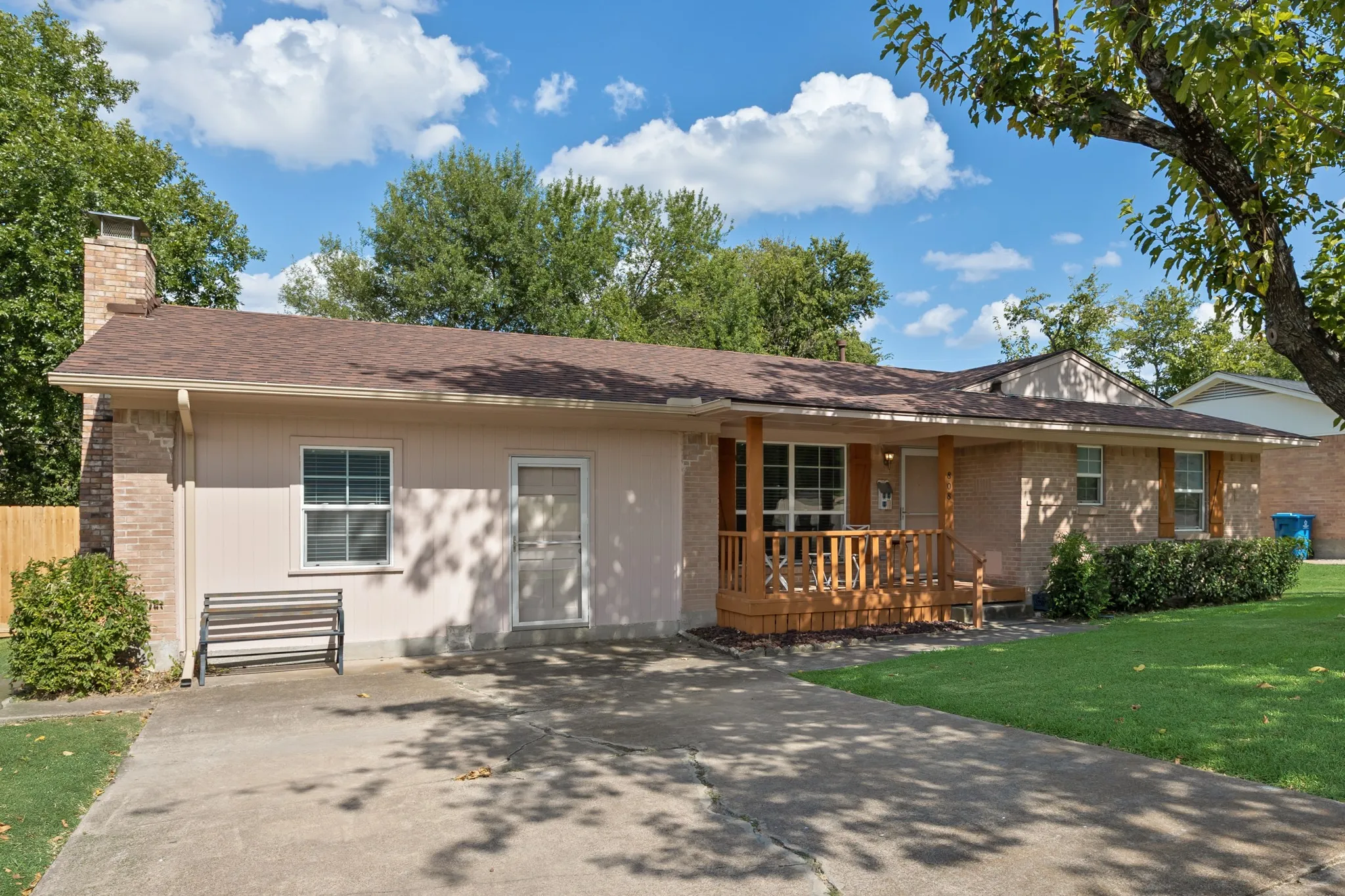 Single Family Residence For Rent in Rockwall County , 808 Jackson Street, Rockwall, Texas 75087, 3 Bedroom, 2 Bathroom, Garage spaces, 1,468 Sqft, built in 1971, mls#21358984, Real Estate Agent in Rockwall, Homes For Rent in Rockwall county, Homes For Rent in Rockwall, Realtor in Rockwall Texas, Real Estate Brokerage Independent Realty Texas, Luminita Cordes Realtor