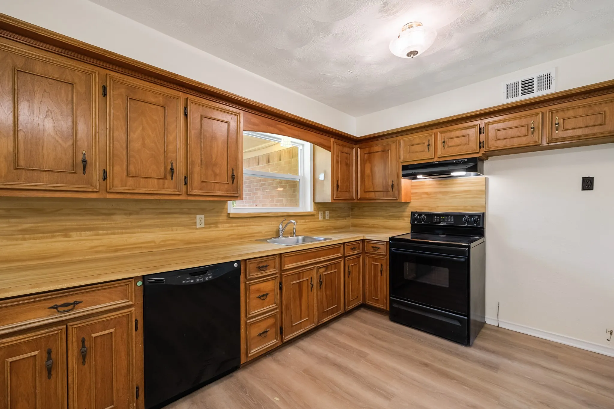 Single Family Residence For Rent in Rockwall County , 808 Jackson Street, Rockwall, Texas 75087, 3 Bedroom, 2 Bathroom, Garage spaces, 1,468 Sqft, built in 1971, mls#21358984, Real Estate Agent in Rockwall, Homes For Rent in Rockwall county, Homes For Rent in Rockwall, Realtor in Rockwall Texas, Real Estate Brokerage Independent Realty Texas, Luminita Cordes Realtor
