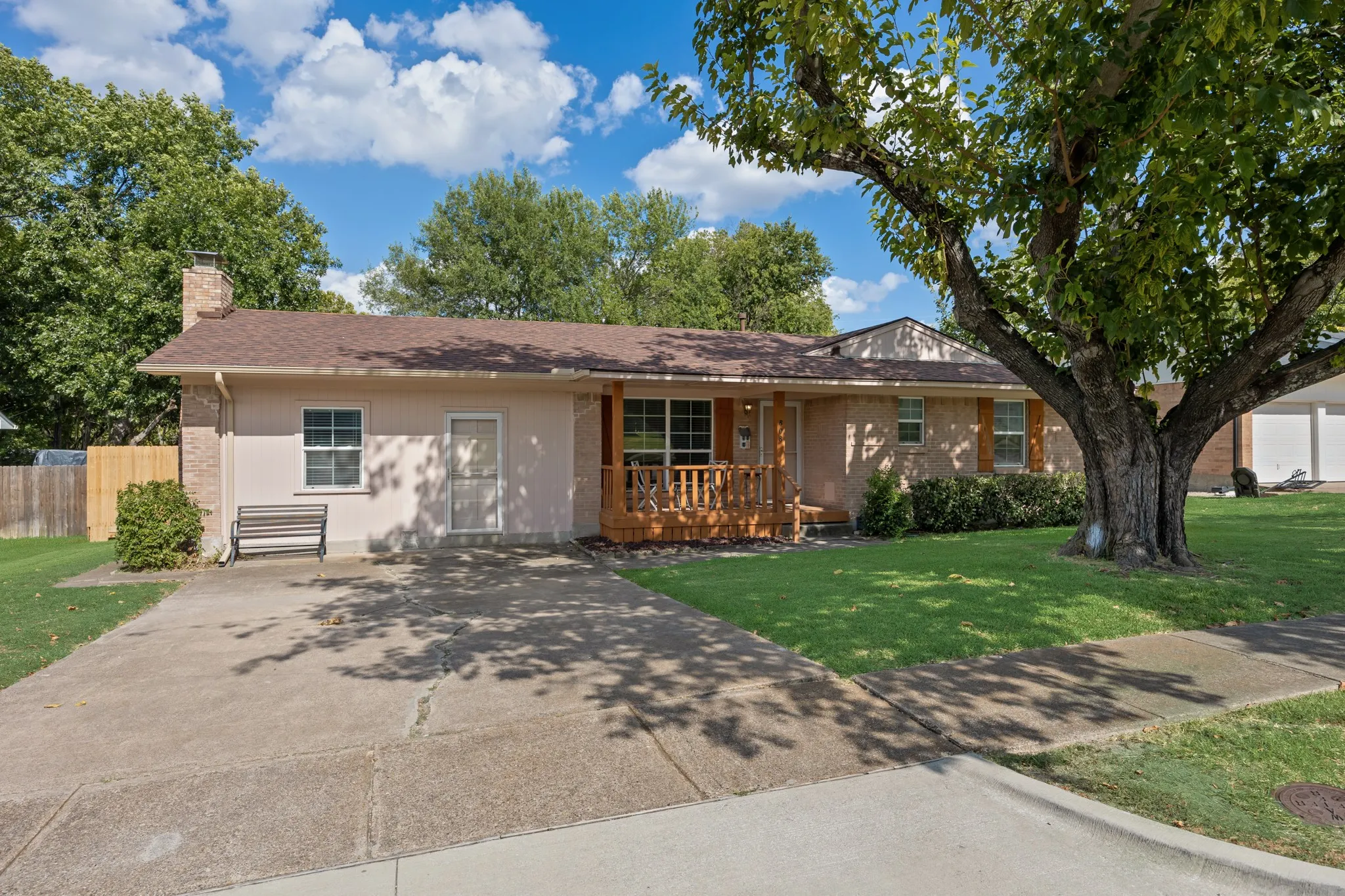 Single Family Residence For Rent in Rockwall County , 808 Jackson Street, Rockwall, Texas 75087, 3 Bedroom, 2 Bathroom, Garage spaces, 1,468 Sqft, built in 1971, mls#21358984, Real Estate Agent in Rockwall, Homes For Rent in Rockwall county, Homes For Rent in Rockwall, Realtor in Rockwall Texas, Real Estate Brokerage Independent Realty Texas, Luminita Cordes Realtor