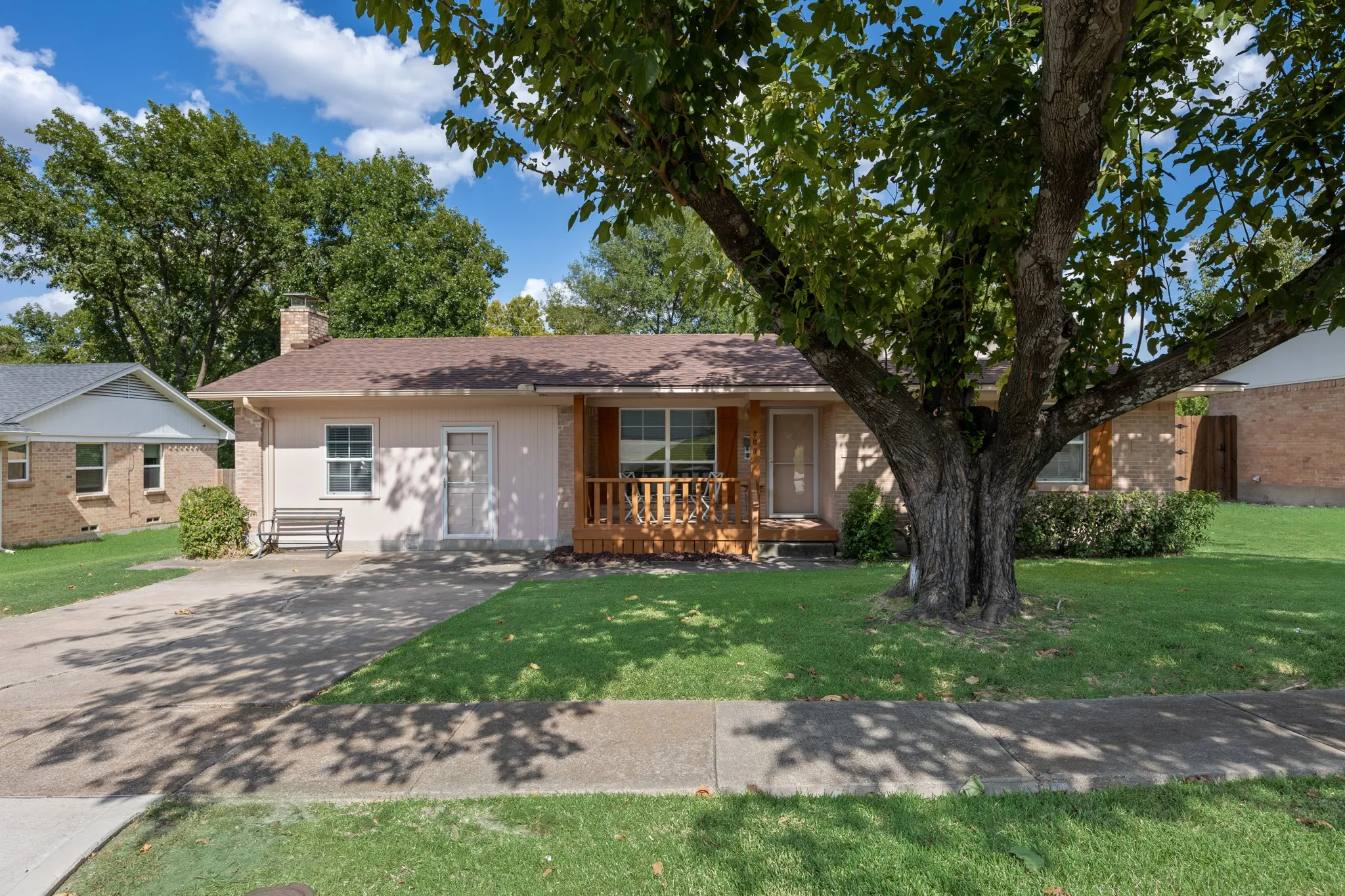 Single Family Residence For Rent in Rockwall County , 808 Jackson Street, Rockwall, Texas 75087, 3 Bedroom, 2 Bathroom, Garage spaces, 1,468 Sqft, built in 1971, mls#21358984, Real Estate Agent in Rockwall, Homes For Rent in Rockwall county, Homes For Rent in Rockwall, Realtor in Rockwall Texas, Real Estate Brokerage Independent Realty Texas, Luminita Cordes Realtor