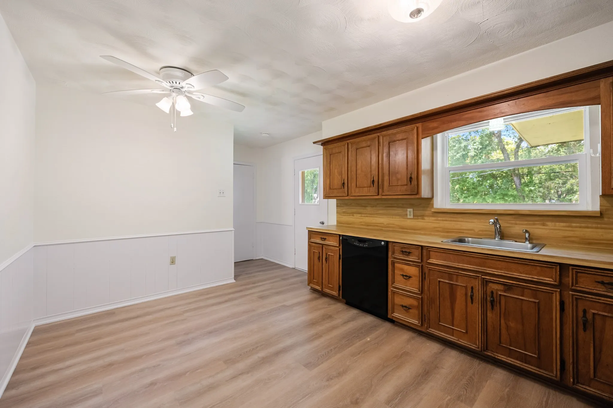 Single Family Residence For Rent in Rockwall County , 808 Jackson Street, Rockwall, Texas 75087, 3 Bedroom, 2 Bathroom, Garage spaces, 1,468 Sqft, built in 1971, mls#21358984, Real Estate Agent in Rockwall, Homes For Rent in Rockwall county, Homes For Rent in Rockwall, Realtor in Rockwall Texas, Real Estate Brokerage Independent Realty Texas, Luminita Cordes Realtor