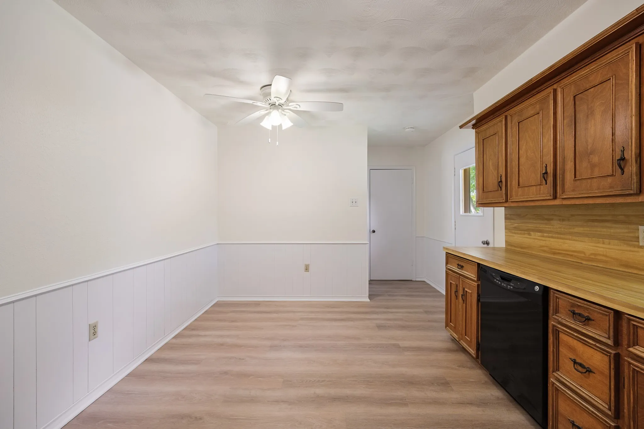 Single Family Residence For Rent in Rockwall County , 808 Jackson Street, Rockwall, Texas 75087, 3 Bedroom, 2 Bathroom, Garage spaces, 1,468 Sqft, built in 1971, mls#21358984, Real Estate Agent in Rockwall, Homes For Rent in Rockwall county, Homes For Rent in Rockwall, Realtor in Rockwall Texas, Real Estate Brokerage Independent Realty Texas, Luminita Cordes Realtor